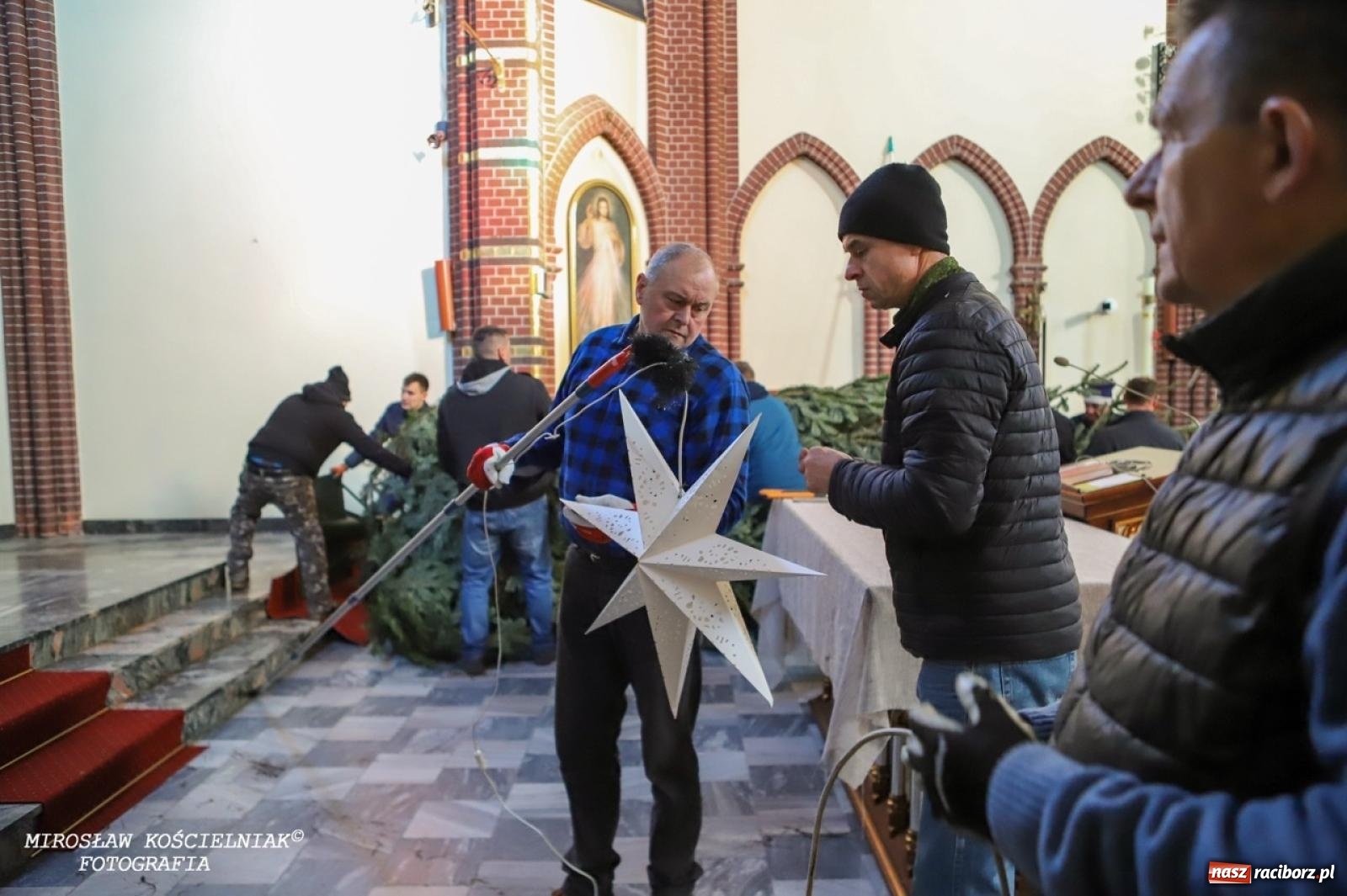 Zdjęcie w galerii na portalu naszraciborz.pl: Montaż szopki bożonarodzeniowej w kościele św. Mikołaja w Raciborzu [FOTO] wiadomości z regionu
