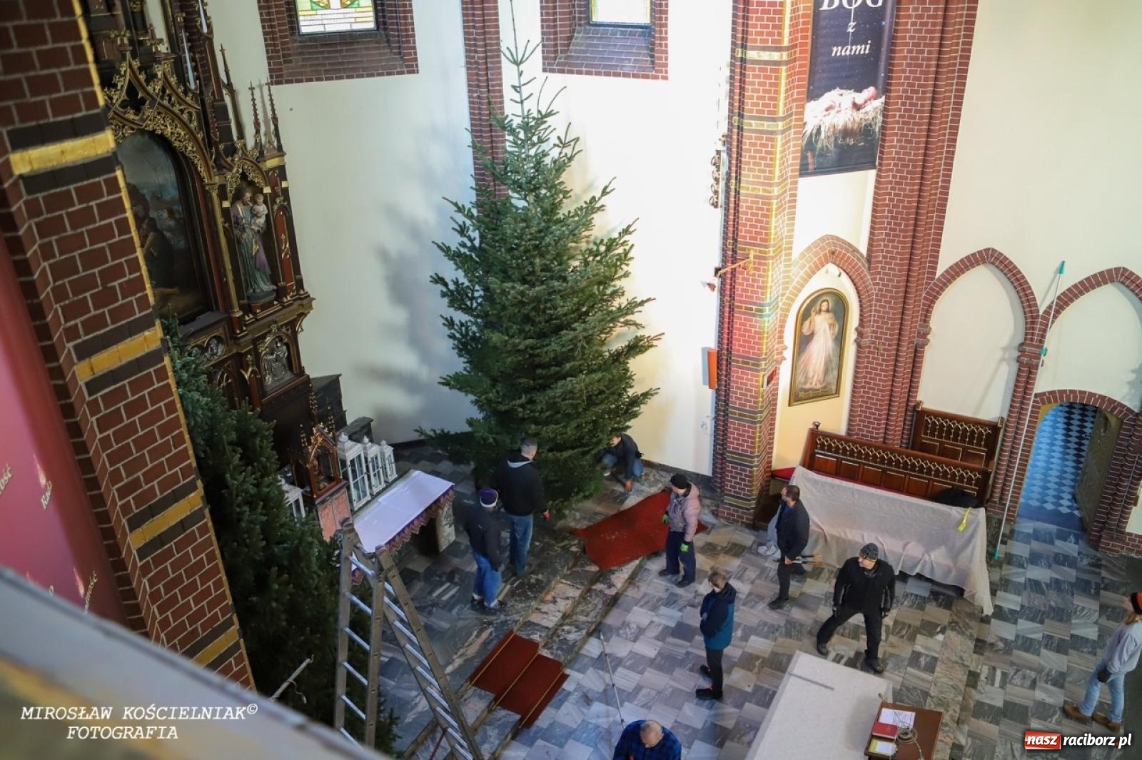 Zdjęcie w galerii na portalu naszraciborz.pl: Montaż szopki bożonarodzeniowej w kościele św. Mikołaja w Raciborzu [FOTO] wiadomości z regionu