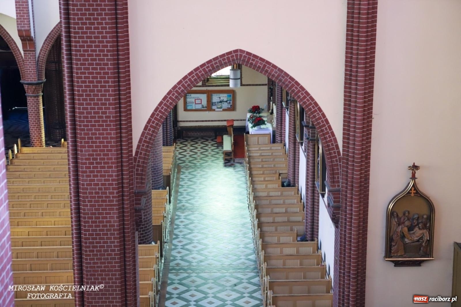 Zdjęcie w galerii na portalu naszraciborz.pl: Montaż szopki bożonarodzeniowej w kościele św. Mikołaja w Raciborzu [FOTO] wiadomości z regionu