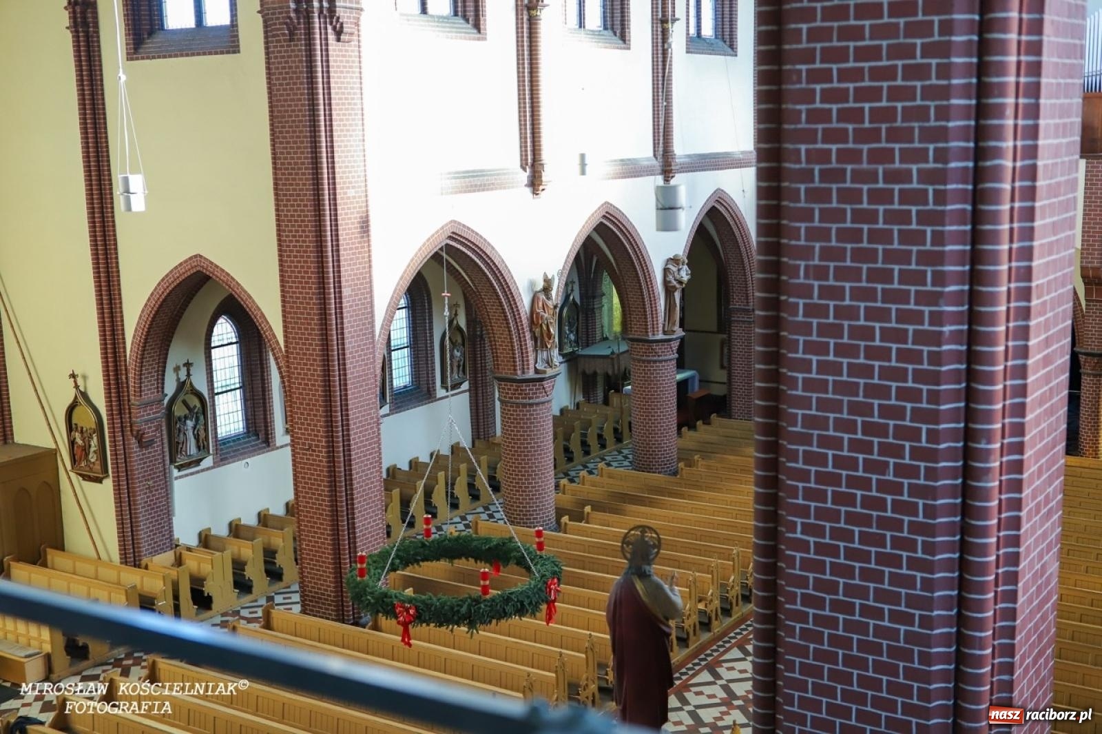 Zdjęcie w galerii na portalu naszraciborz.pl: Montaż szopki bożonarodzeniowej w kościele św. Mikołaja w Raciborzu [FOTO] wiadomości z regionu
