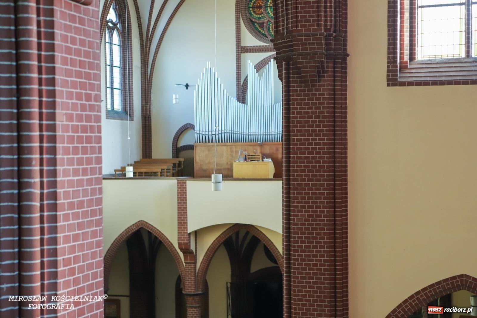 Zdjęcie w galerii na portalu naszraciborz.pl: Montaż szopki bożonarodzeniowej w kościele św. Mikołaja w Raciborzu [FOTO] wiadomości z regionu