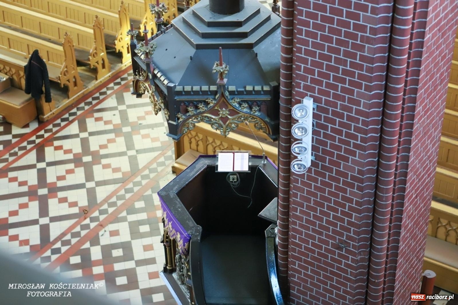 Zdjęcie w galerii na portalu naszraciborz.pl: Montaż szopki bożonarodzeniowej w kościele św. Mikołaja w Raciborzu [FOTO] wiadomości z regionu