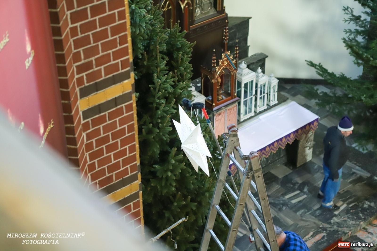 Zdjęcie w galerii na portalu naszraciborz.pl: Montaż szopki bożonarodzeniowej w kościele św. Mikołaja w Raciborzu [FOTO] wiadomości z regionu