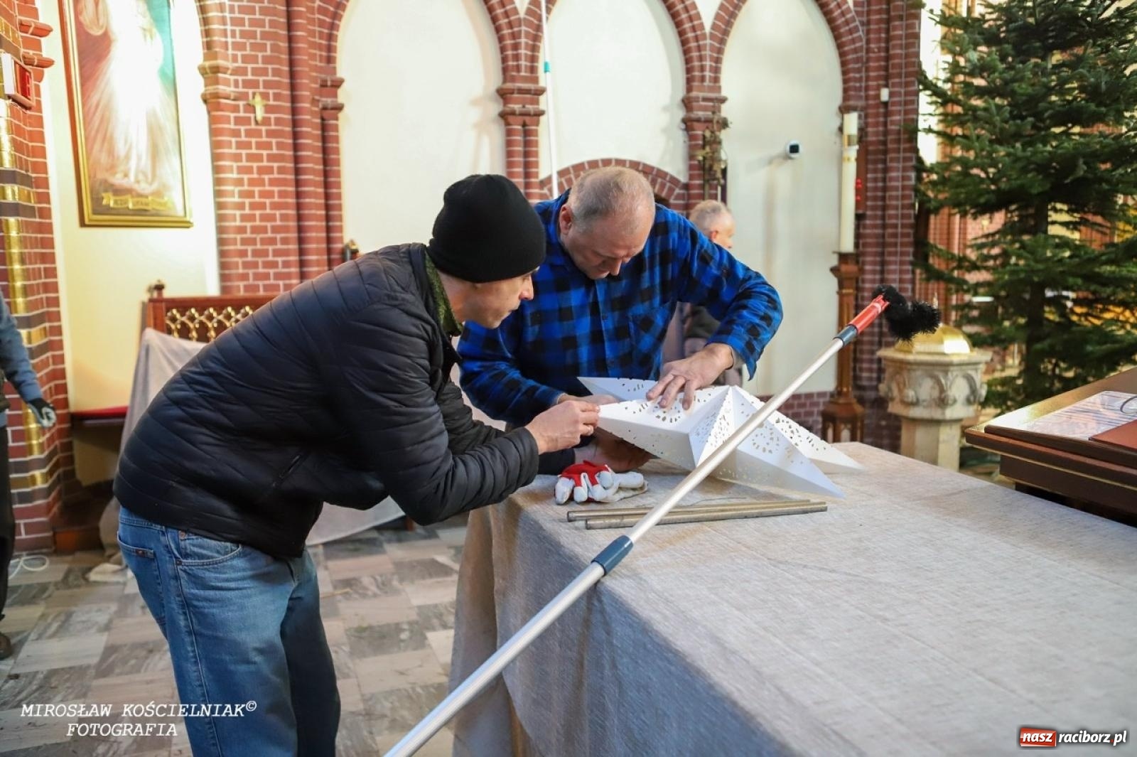 Zdjęcie w galerii na portalu naszraciborz.pl: Montaż szopki bożonarodzeniowej w kościele św. Mikołaja w Raciborzu [FOTO] wiadomości z regionu