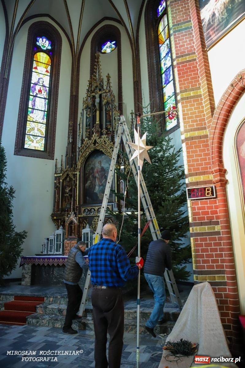 Zdjęcie w galerii na portalu naszraciborz.pl: Montaż szopki bożonarodzeniowej w kościele św. Mikołaja w Raciborzu [FOTO] wiadomości z regionu