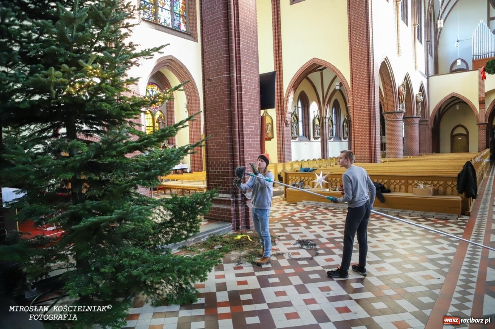 Zdjęcie w galerii na portalu naszraciborz.pl: Montaż szopki bożonarodzeniowej w kościele św. Mikołaja w Raciborzu [FOTO] wiadomości z regionu