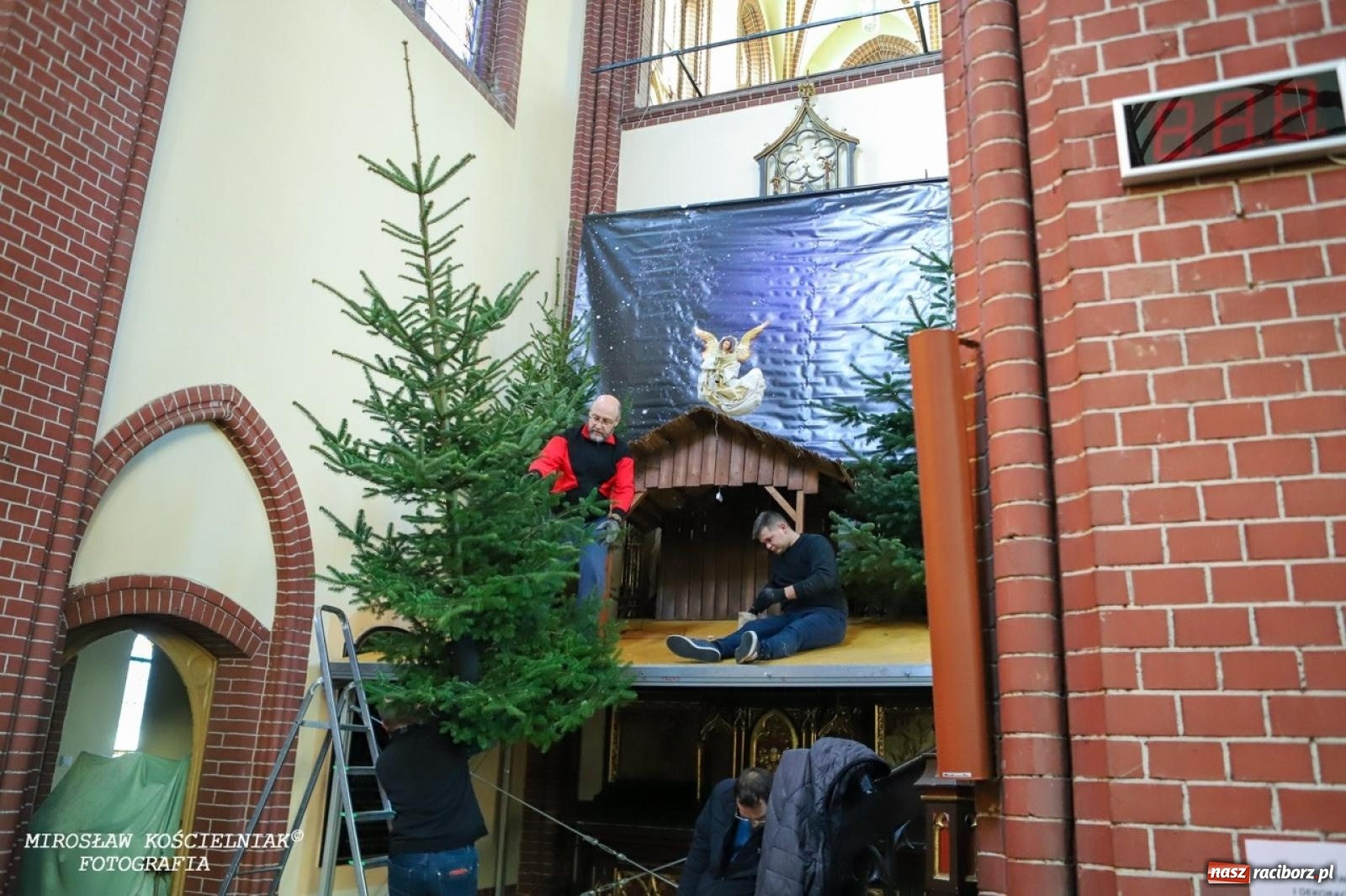 Zdjęcie w galerii na portalu naszraciborz.pl: Montaż szopki bożonarodzeniowej w kościele św. Mikołaja w Raciborzu [FOTO] wiadomości z regionu