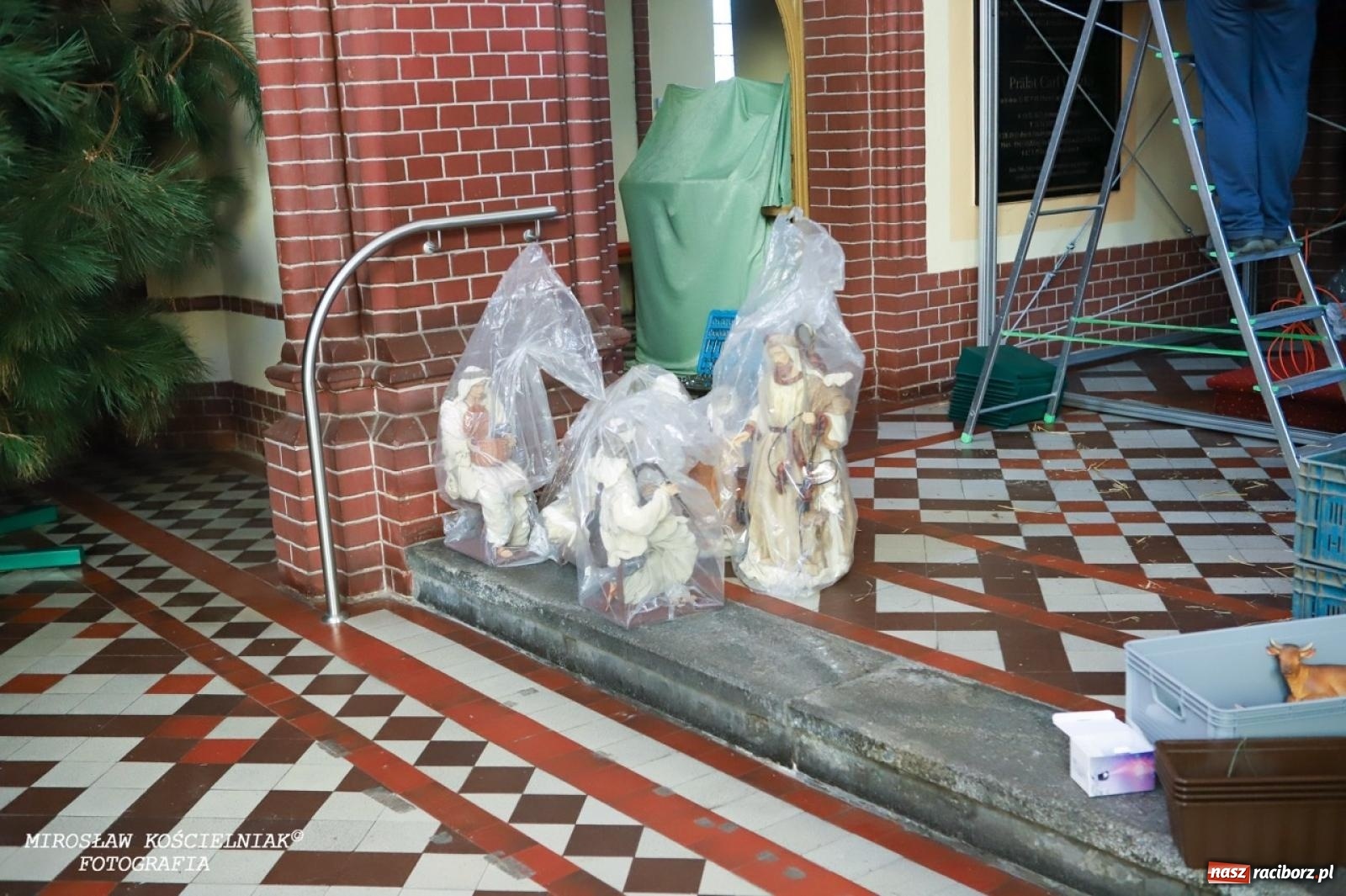 Zdjęcie w galerii na portalu naszraciborz.pl: Montaż szopki bożonarodzeniowej w kościele św. Mikołaja w Raciborzu [FOTO] wiadomości z regionu