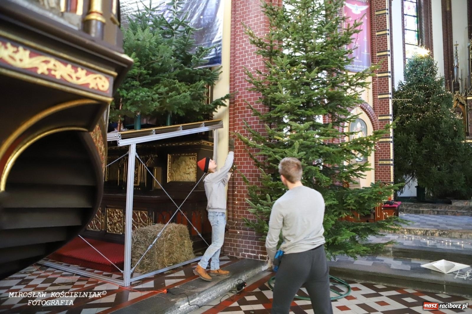 Zdjęcie w galerii na portalu naszraciborz.pl: Montaż szopki bożonarodzeniowej w kościele św. Mikołaja w Raciborzu [FOTO] wiadomości z regionu