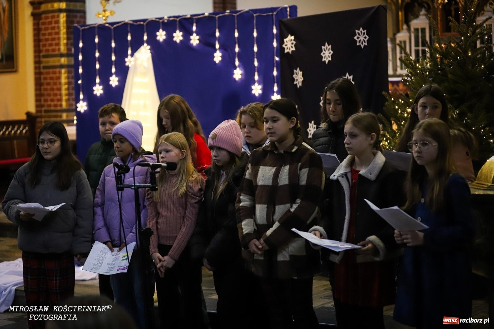 Zdjęcie w galerii na portalu naszraciborz.pl: Jasełka w kościele św. Mikołaja – świąteczne przesłanie miłości i pokoju wiadomości z regionu