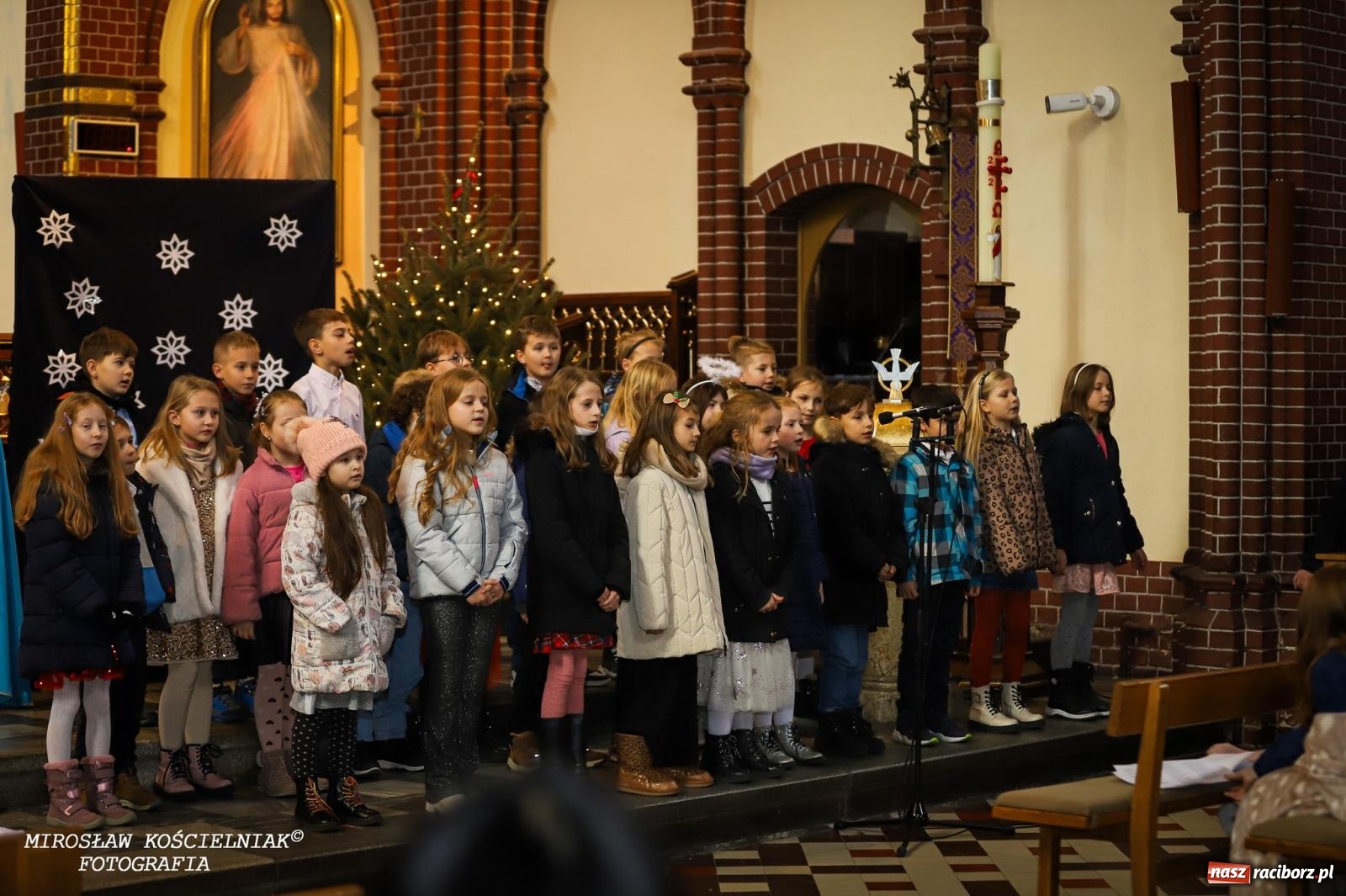 Zdjęcie w galerii na portalu naszraciborz.pl: Jasełka w kościele św. Mikołaja – świąteczne przesłanie miłości i pokoju wiadomości z regionu