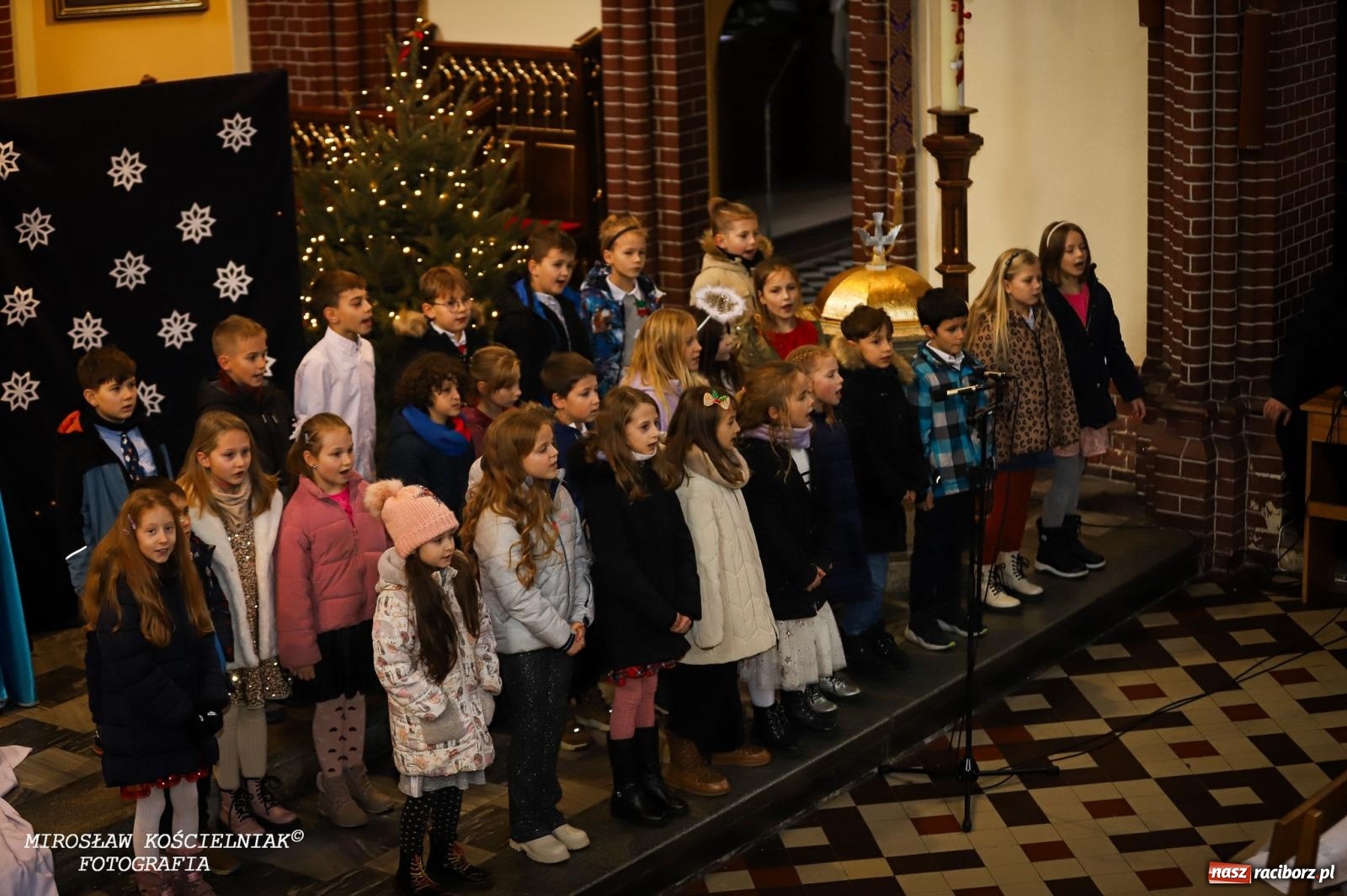 Zdjęcie w galerii na portalu naszraciborz.pl: Jasełka w kościele św. Mikołaja – świąteczne przesłanie miłości i pokoju wiadomości z regionu