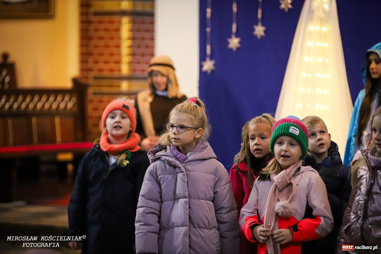 Zdjęcie w galerii na portalu naszraciborz.pl: Jasełka w kościele św. Mikołaja – świąteczne przesłanie miłości i pokoju wiadomości z regionu