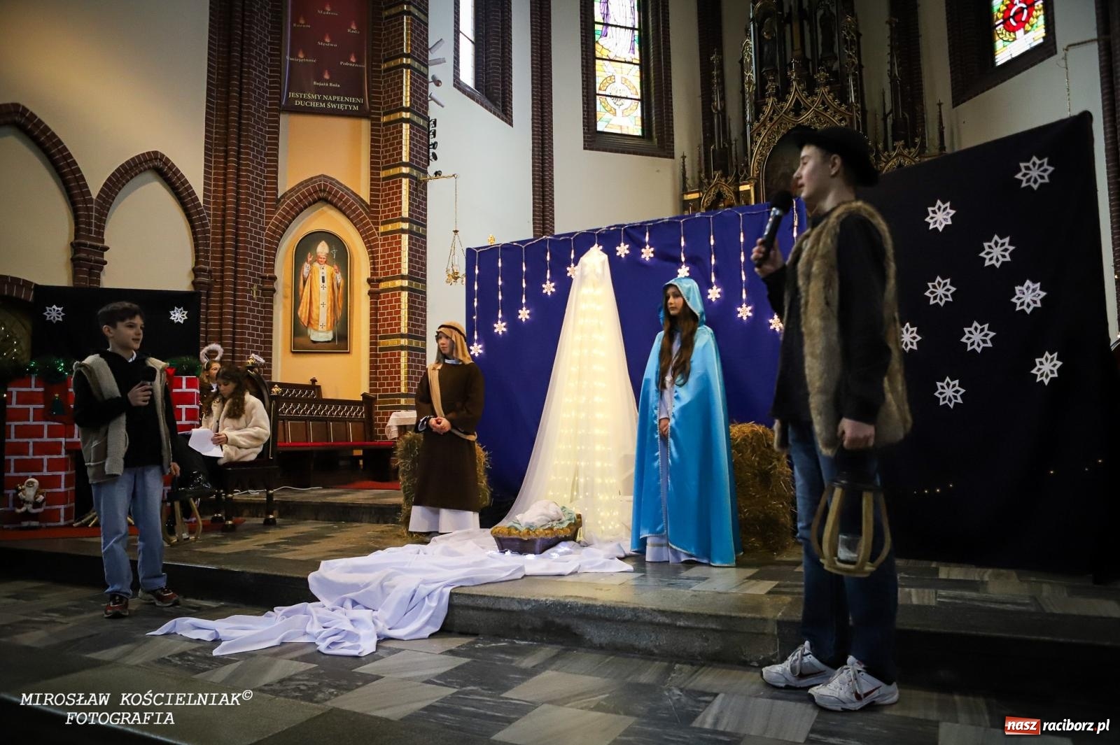 Zdjęcie w galerii na portalu naszraciborz.pl: Jasełka w kościele św. Mikołaja – świąteczne przesłanie miłości i pokoju wiadomości z regionu