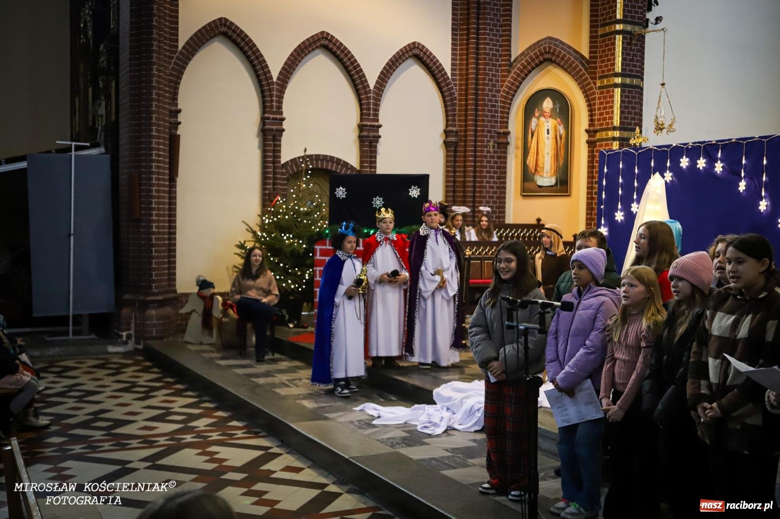 Zdjęcie w galerii na portalu naszraciborz.pl: Jasełka w kościele św. Mikołaja – świąteczne przesłanie miłości i pokoju wiadomości z regionu