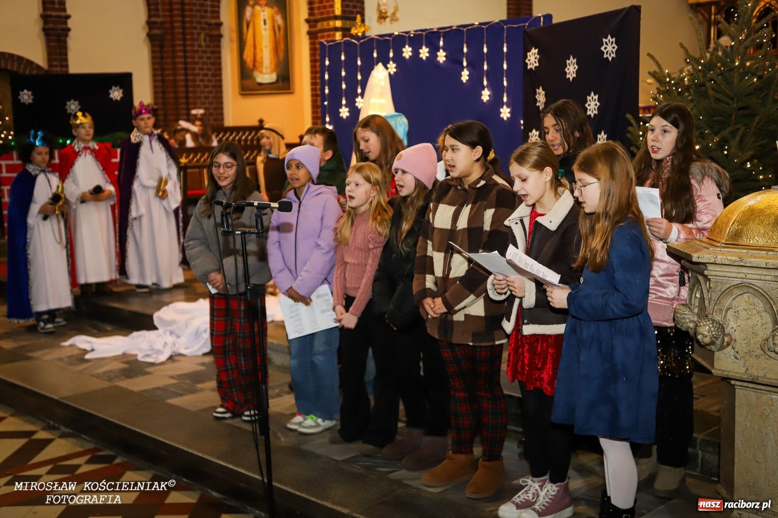 Zdjęcie w galerii na portalu naszraciborz.pl: Jasełka w kościele św. Mikołaja – świąteczne przesłanie miłości i pokoju wiadomości z regionu