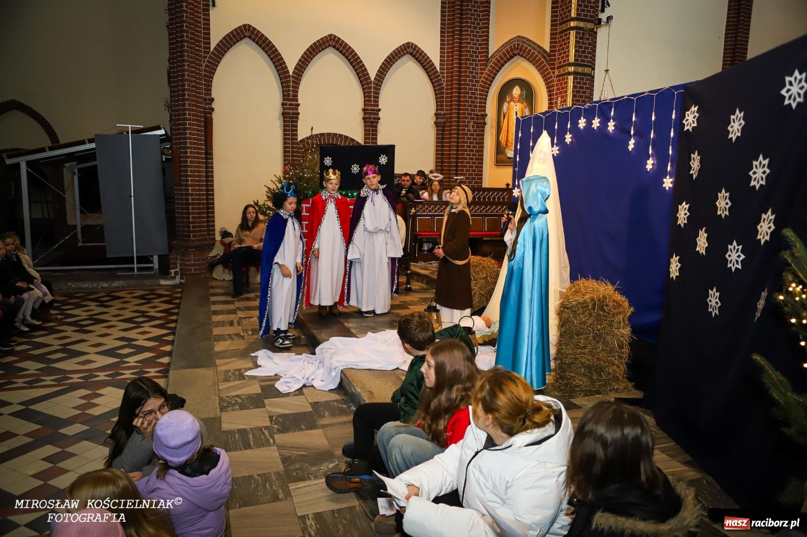 Zdjęcie w galerii na portalu naszraciborz.pl: Jasełka w kościele św. Mikołaja – świąteczne przesłanie miłości i pokoju wiadomości z regionu