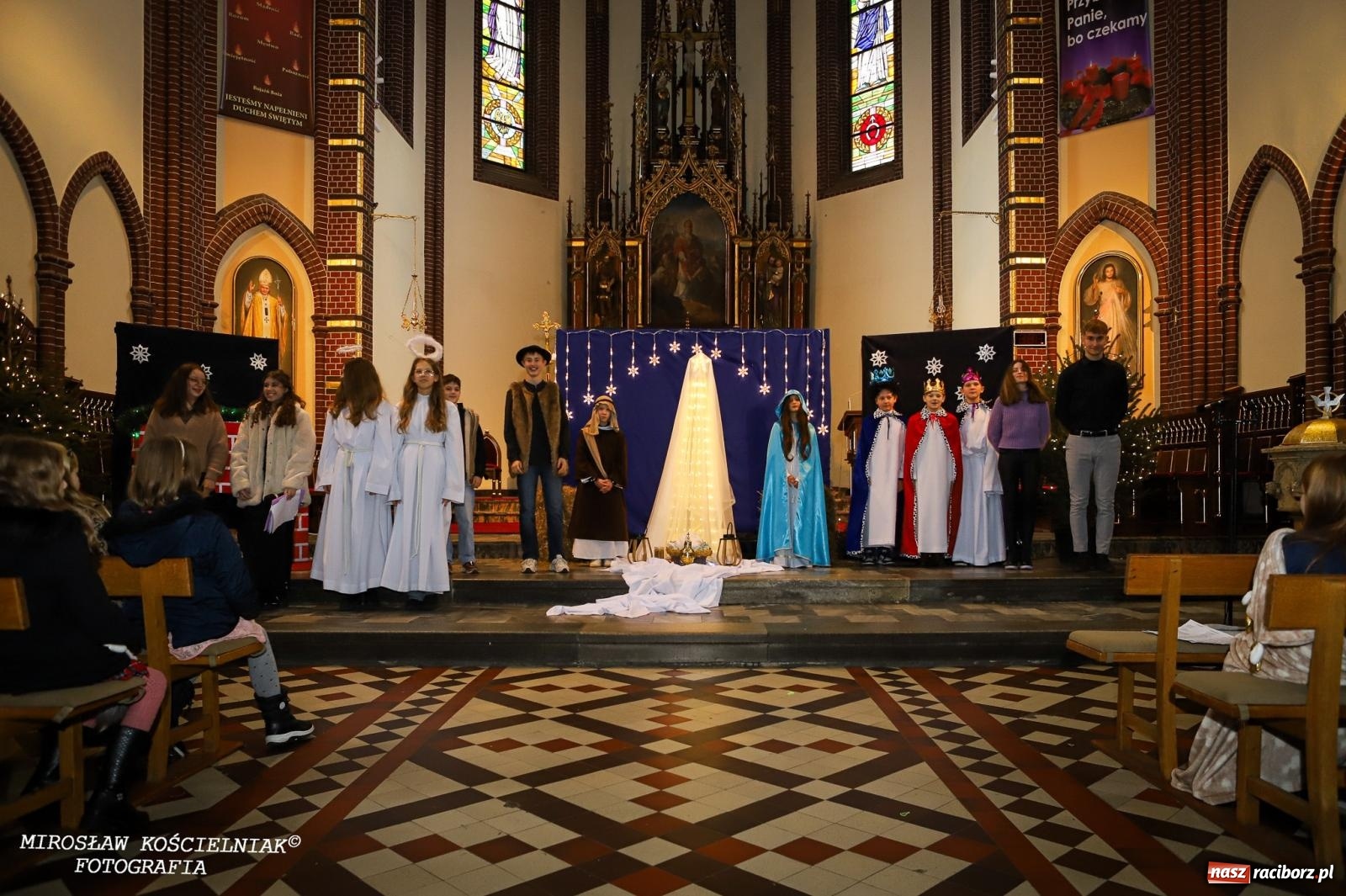 Zdjęcie w galerii na portalu naszraciborz.pl: Jasełka w kościele św. Mikołaja – świąteczne przesłanie miłości i pokoju wiadomości z regionu
