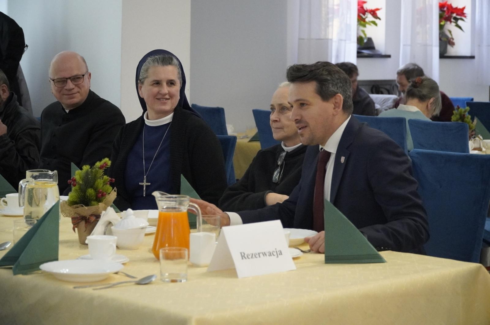 Zdjęcie w galerii na portalu naszraciborz.pl: Spotkanie wigilijne dla osób samotnych w Raciborzu wiadomości z regionu