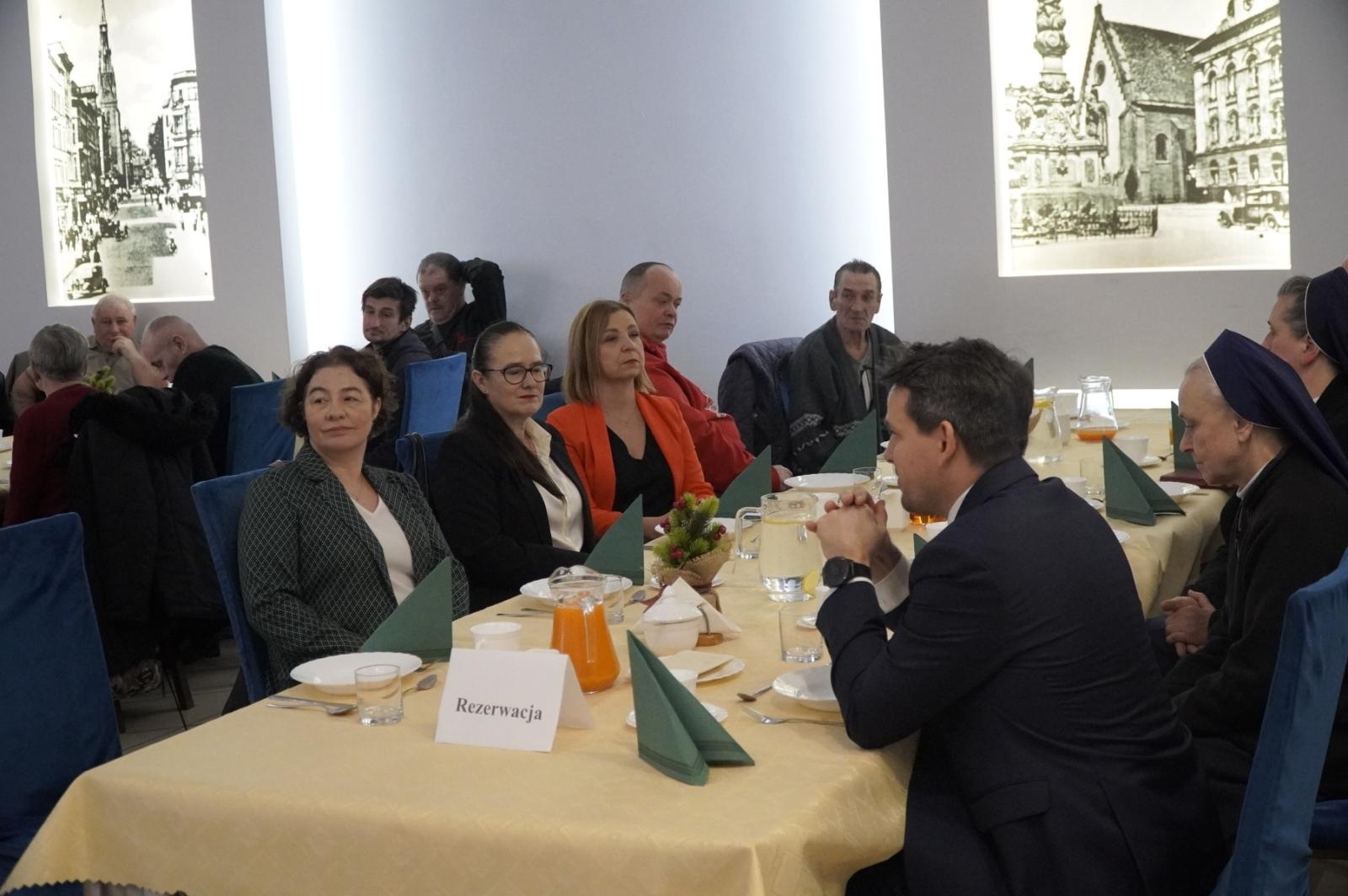 Zdjęcie w galerii na portalu naszraciborz.pl: Spotkanie wigilijne dla osób samotnych w Raciborzu wiadomości z regionu