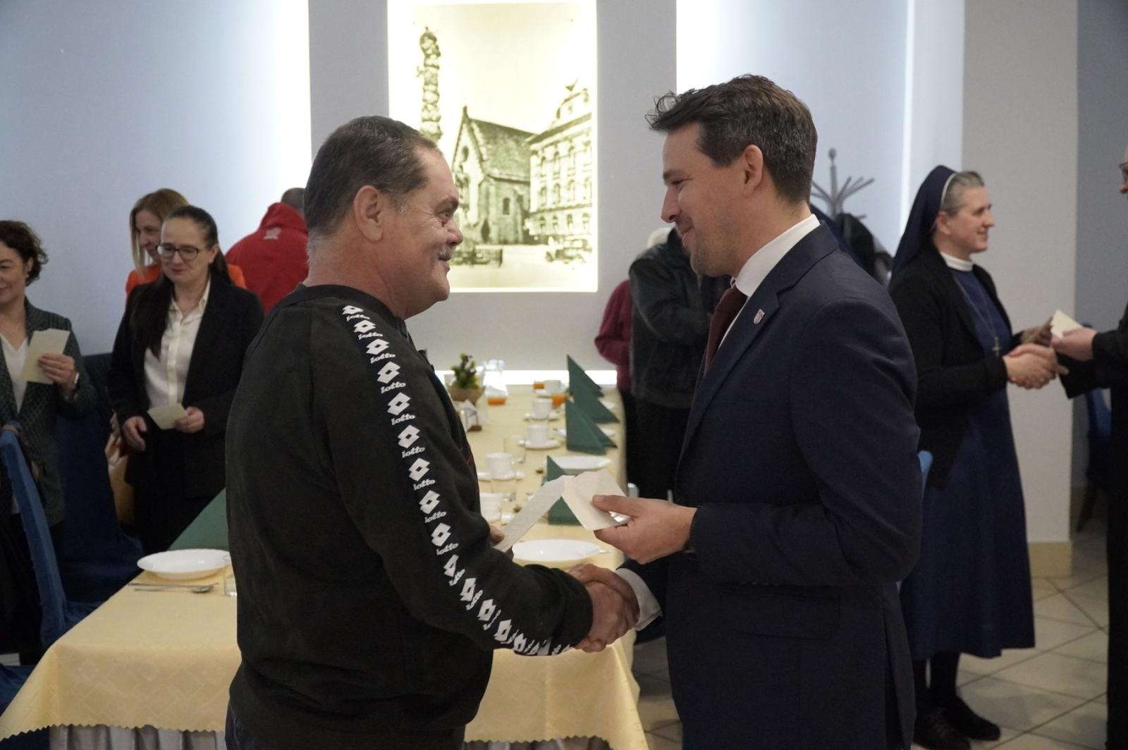 Zdjęcie w galerii na portalu naszraciborz.pl: Spotkanie wigilijne dla osób samotnych w Raciborzu wiadomości z regionu