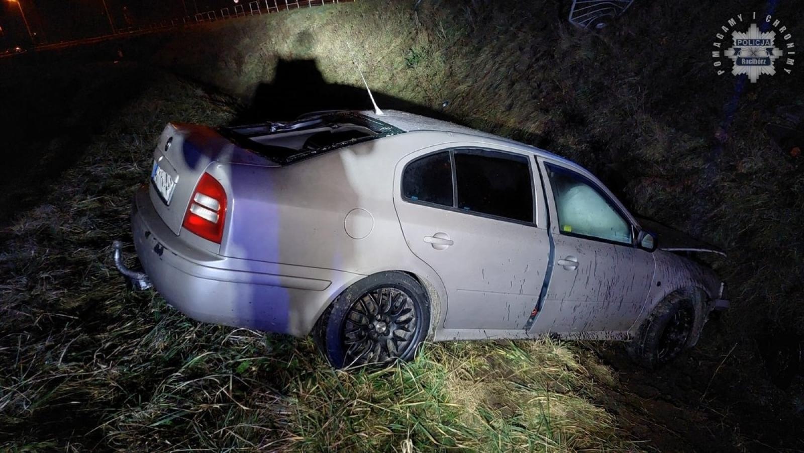 Zdjęcie w galerii na portalu naszraciborz.pl: Narkotyki, skradzione dokumenty i przedmiot przypominający broń palną. Pogoń za Czeszkami w Chałupkach [FOTO] wiadomości z regionu