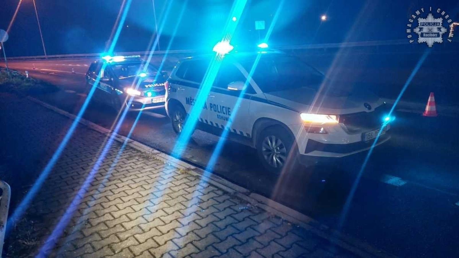 Zdjęcie w galerii na portalu naszraciborz.pl: Narkotyki, skradzione dokumenty i przedmiot przypominający broń palną. Pogoń za Czeszkami w Chałupkach [FOTO] wiadomości z regionu