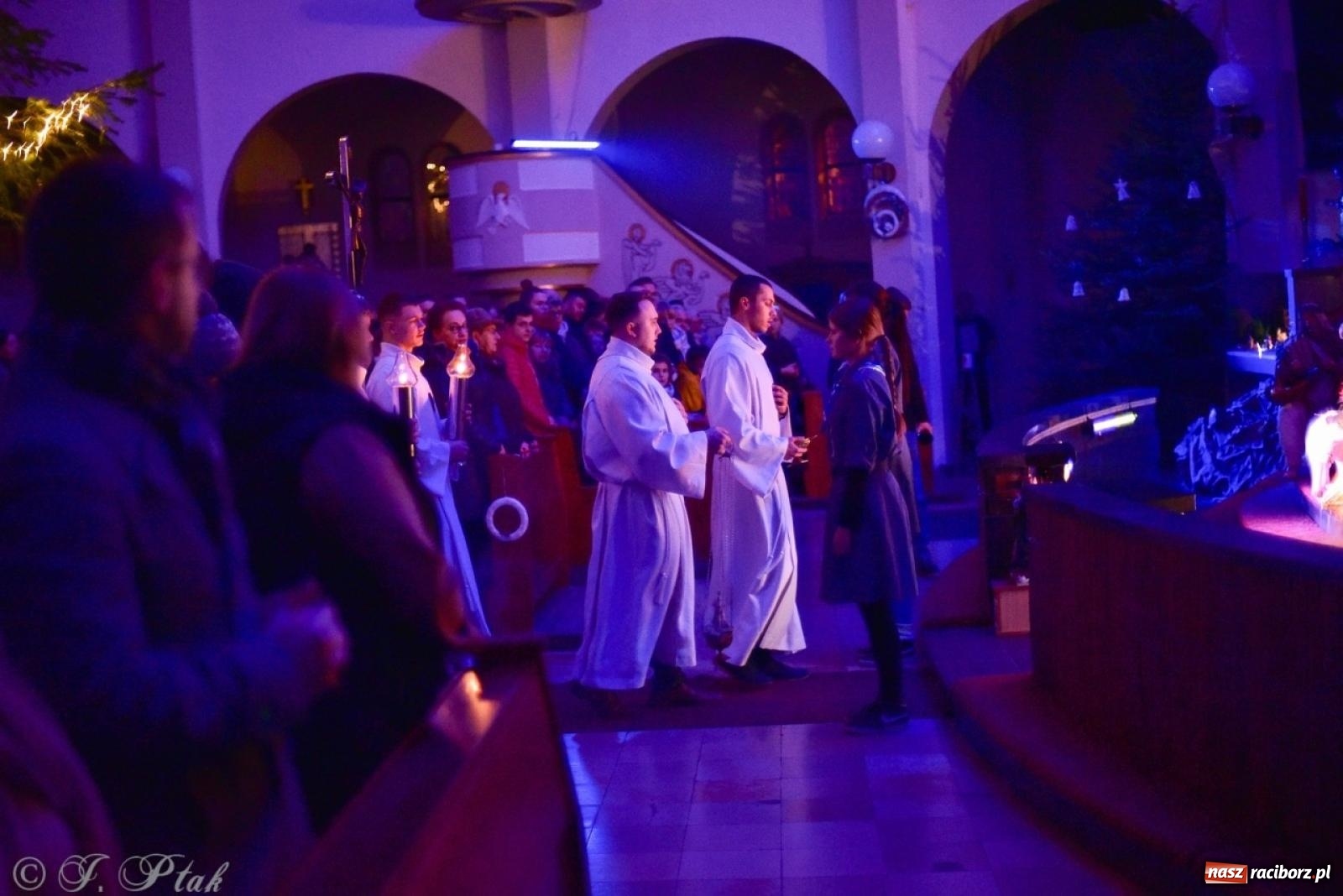 Zdjęcie w galerii na portalu naszraciborz.pl: Pasterka w okrąglaku: figura Dzieciątka w żłóbku i zapowiedź wieczoru kolęd [FOTO i WIDEO] wiadomości z regionu