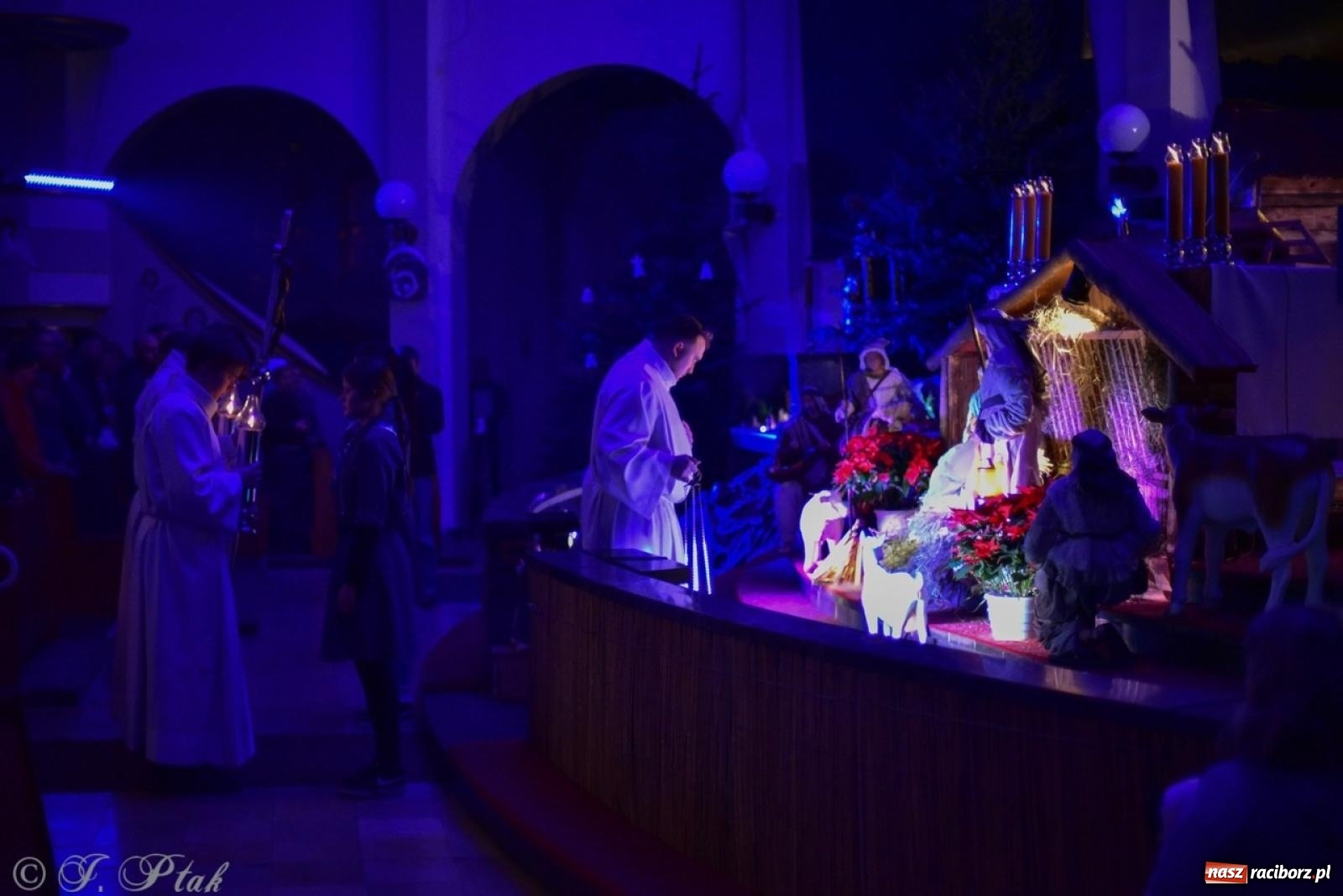 Zdjęcie w galerii na portalu naszraciborz.pl: Pasterka w okrąglaku: figura Dzieciątka w żłóbku i zapowiedź wieczoru kolęd [FOTO i WIDEO] wiadomości z regionu