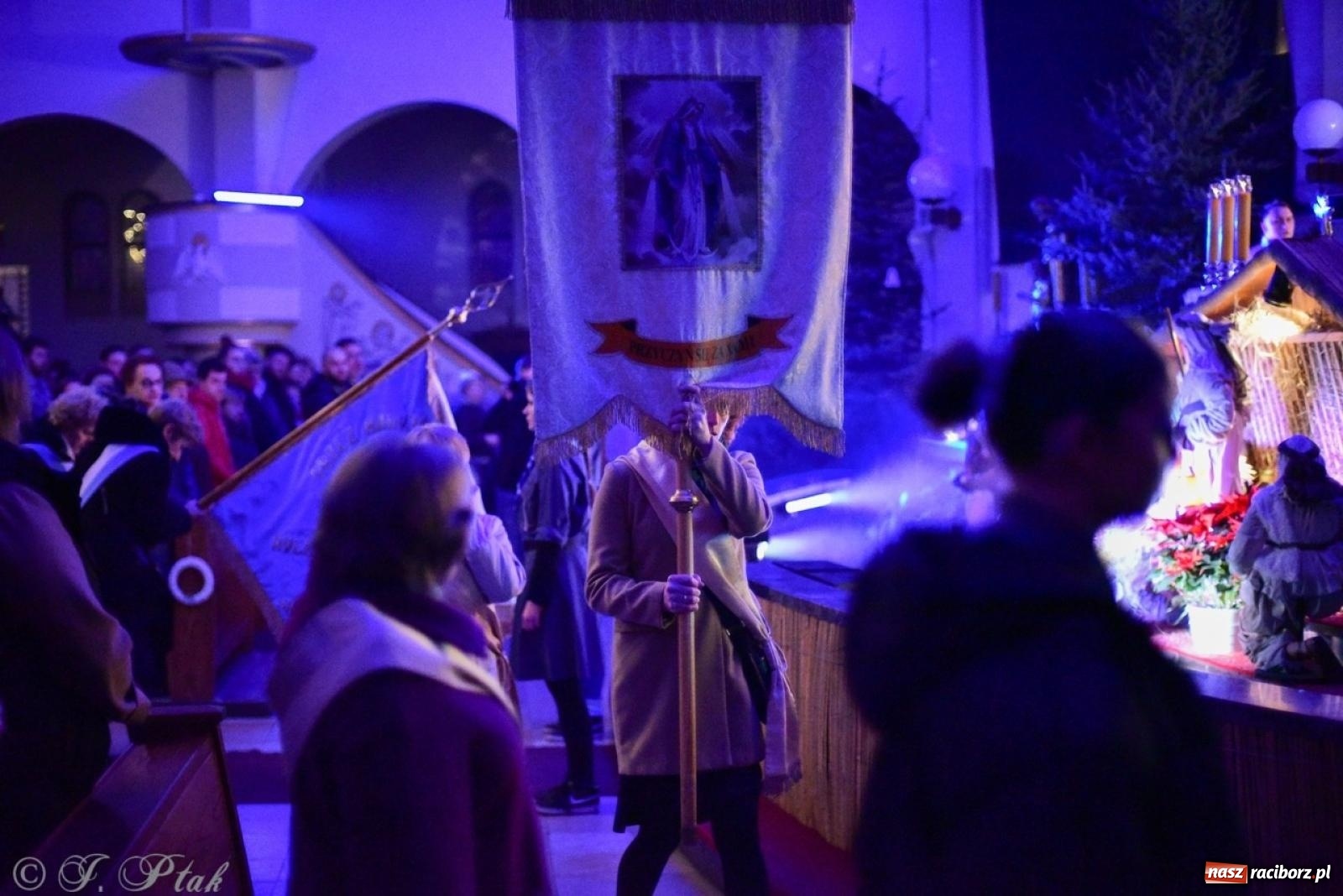 Zdjęcie w galerii na portalu naszraciborz.pl: Pasterka w okrąglaku: figura Dzieciątka w żłóbku i zapowiedź wieczoru kolęd [FOTO i WIDEO] wiadomości z regionu