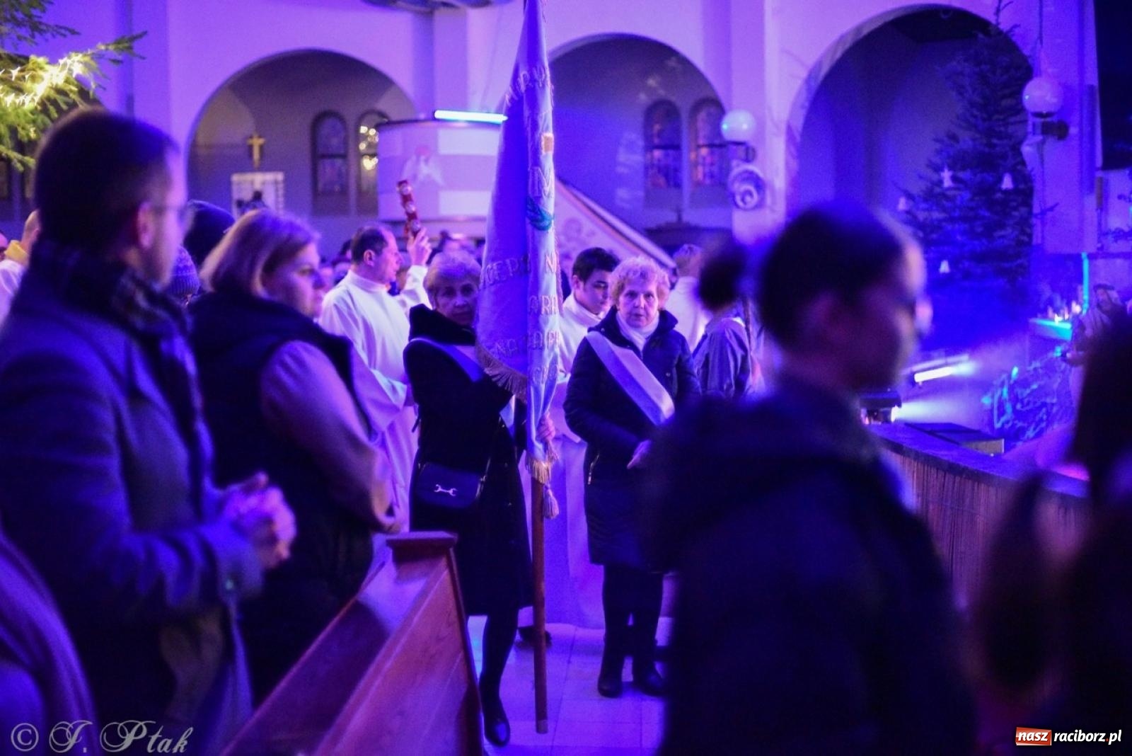 Zdjęcie w galerii na portalu naszraciborz.pl: Pasterka w okrąglaku: figura Dzieciątka w żłóbku i zapowiedź wieczoru kolęd [FOTO i WIDEO] wiadomości z regionu