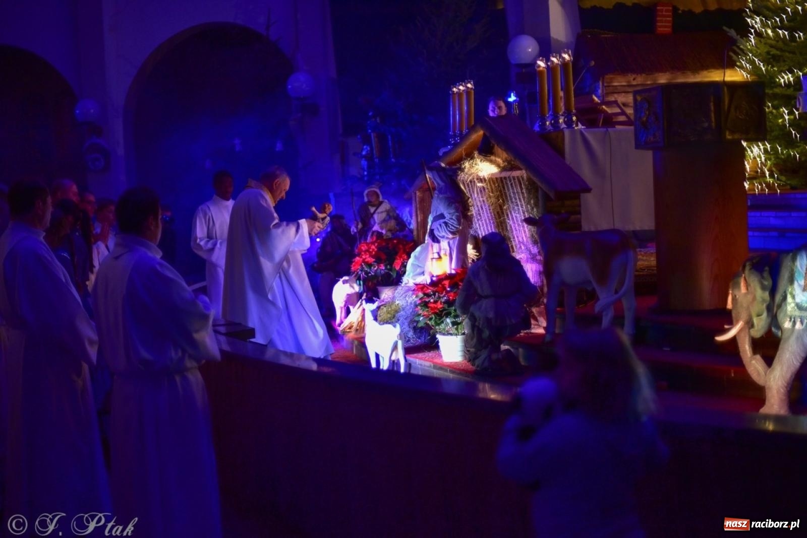 Zdjęcie w galerii na portalu naszraciborz.pl: Pasterka w okrąglaku: figura Dzieciątka w żłóbku i zapowiedź wieczoru kolęd [FOTO i WIDEO] wiadomości z regionu