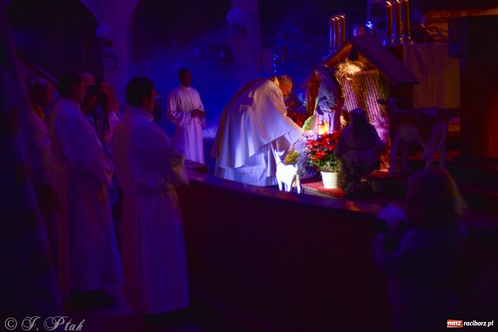 Zdjęcie w galerii na portalu naszraciborz.pl: Pasterka w okrąglaku: figura Dzieciątka w żłóbku i zapowiedź wieczoru kolęd [FOTO i WIDEO] wiadomości z regionu