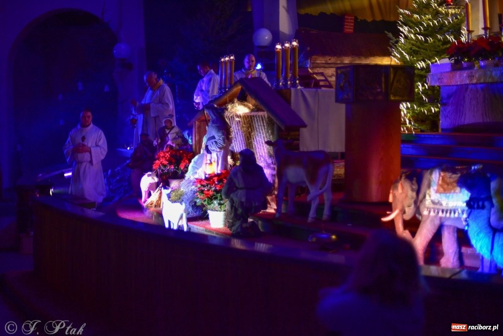 Zdjęcie w galerii na portalu naszraciborz.pl: Pasterka w okrąglaku: figura Dzieciątka w żłóbku i zapowiedź wieczoru kolęd [FOTO i WIDEO] wiadomości z regionu