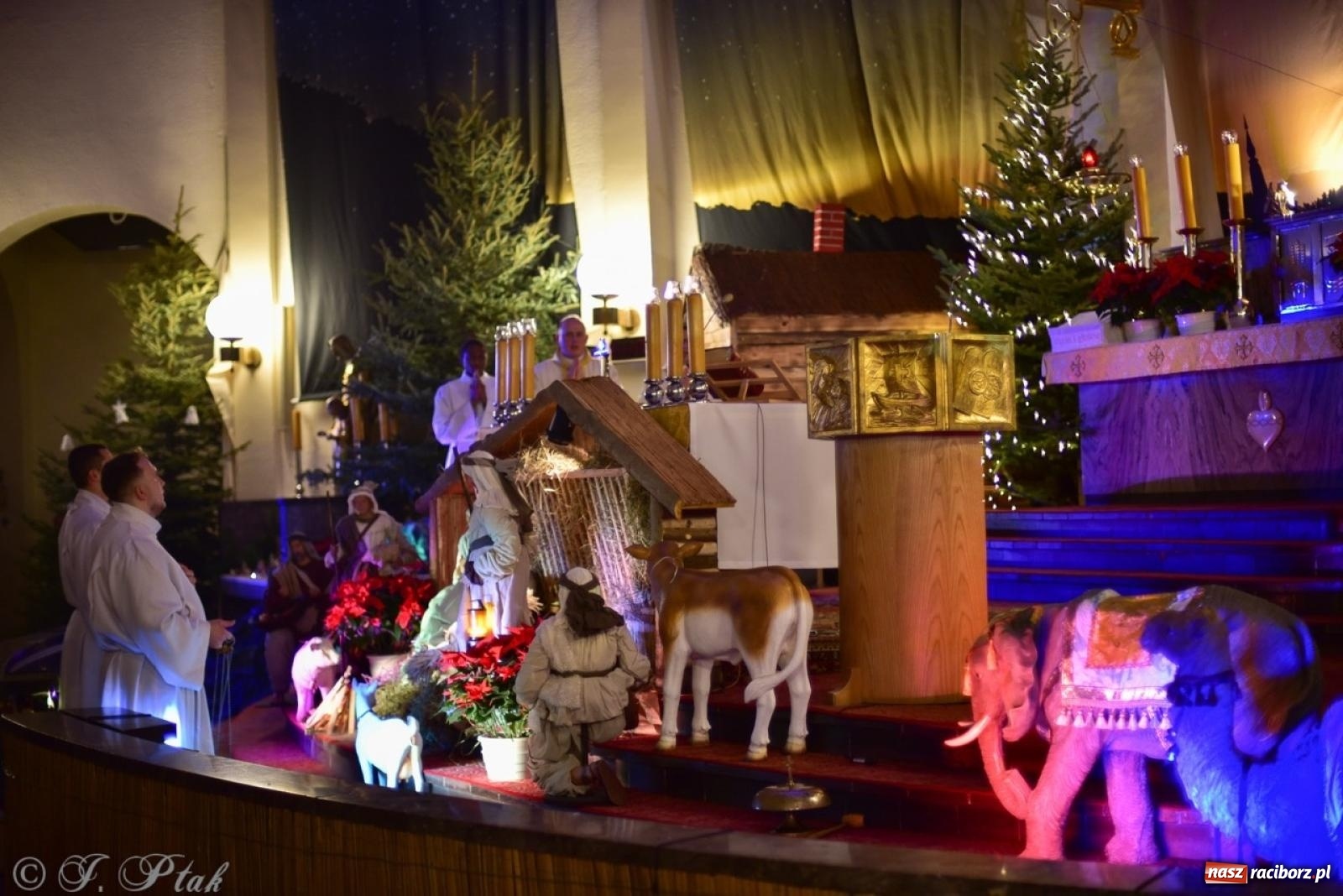 Zdjęcie w galerii na portalu naszraciborz.pl: Pasterka w okrąglaku: figura Dzieciątka w żłóbku i zapowiedź wieczoru kolęd [FOTO i WIDEO] wiadomości z regionu