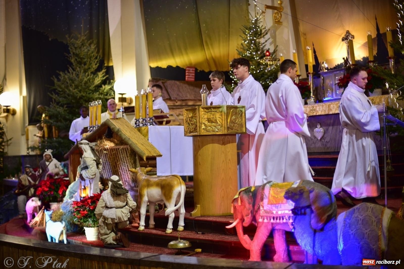 Zdjęcie w galerii na portalu naszraciborz.pl: Pasterka w okrąglaku: figura Dzieciątka w żłóbku i zapowiedź wieczoru kolęd [FOTO i WIDEO] wiadomości z regionu