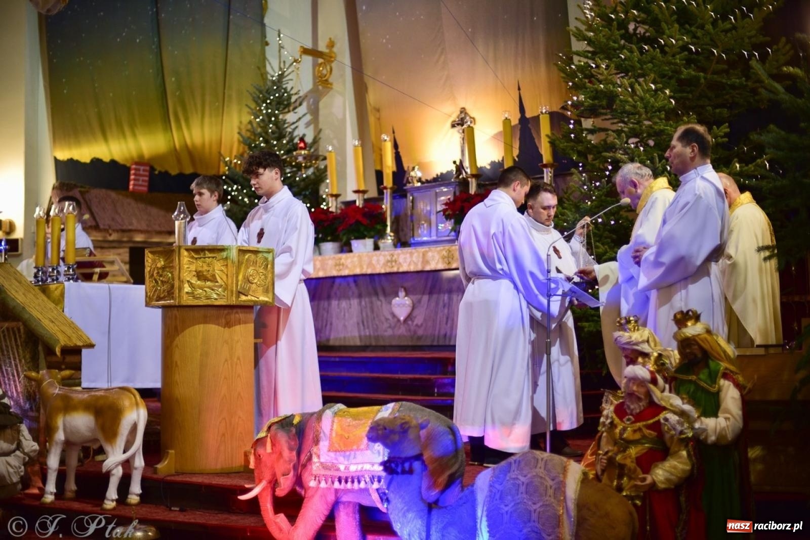 Zdjęcie w galerii na portalu naszraciborz.pl: Pasterka w okrąglaku: figura Dzieciątka w żłóbku i zapowiedź wieczoru kolęd [FOTO i WIDEO] wiadomości z regionu