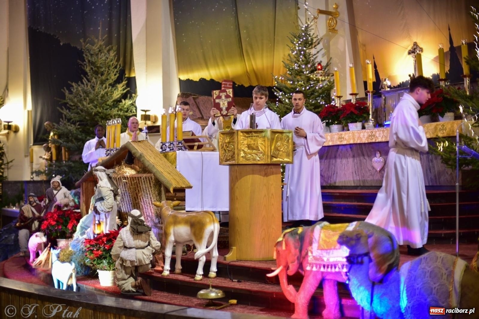 Zdjęcie w galerii na portalu naszraciborz.pl: Pasterka w okrąglaku: figura Dzieciątka w żłóbku i zapowiedź wieczoru kolęd [FOTO i WIDEO] wiadomości z regionu