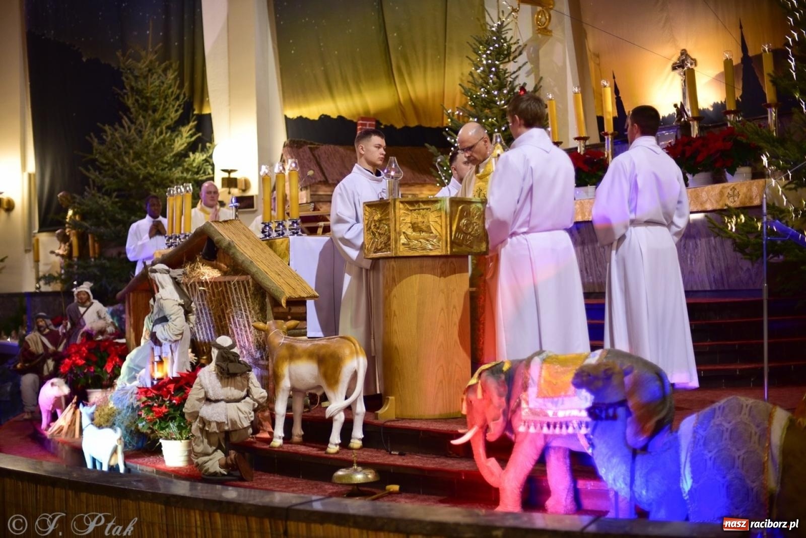 Zdjęcie w galerii na portalu naszraciborz.pl: Pasterka w okrąglaku: figura Dzieciątka w żłóbku i zapowiedź wieczoru kolęd [FOTO i WIDEO] wiadomości z regionu