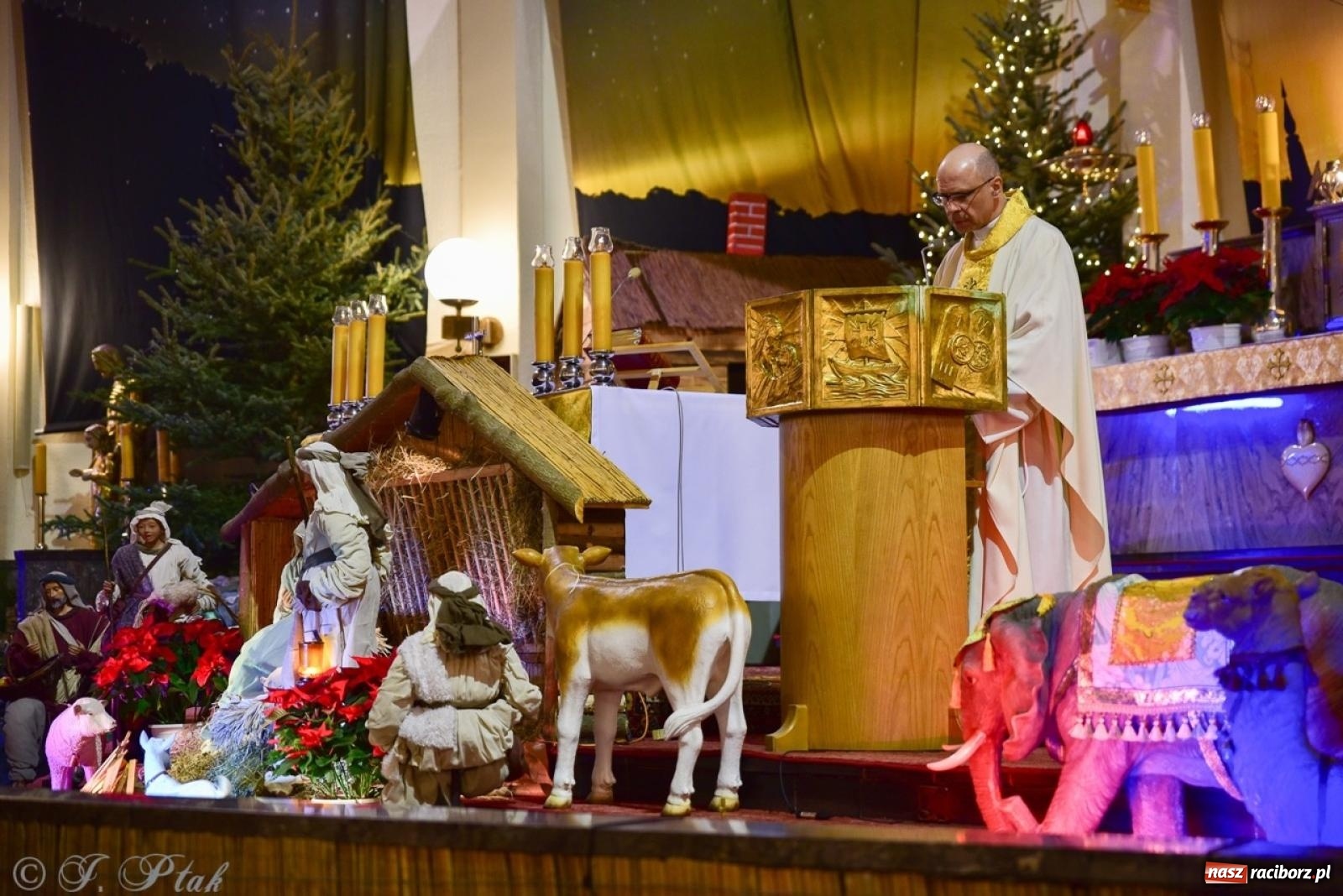 Zdjęcie w galerii na portalu naszraciborz.pl: Pasterka w okrąglaku: figura Dzieciątka w żłóbku i zapowiedź wieczoru kolęd [FOTO i WIDEO] wiadomości z regionu