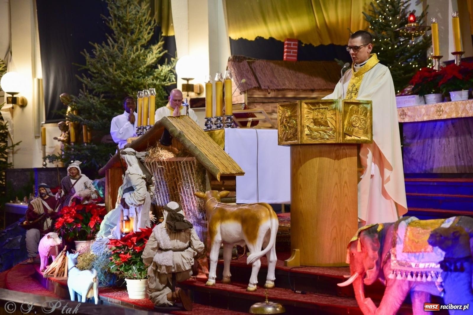 Zdjęcie w galerii na portalu naszraciborz.pl: Pasterka w okrąglaku: figura Dzieciątka w żłóbku i zapowiedź wieczoru kolęd [FOTO i WIDEO] wiadomości z regionu