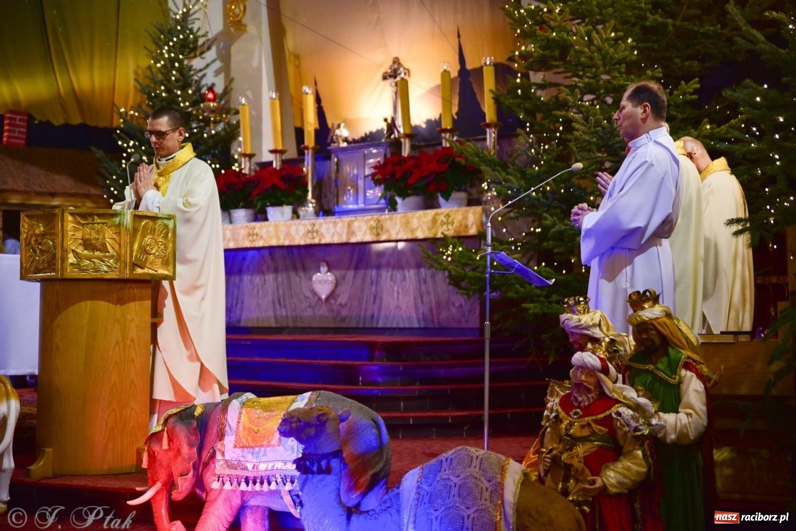 Zdjęcie w galerii na portalu naszraciborz.pl: Pasterka w okrąglaku: figura Dzieciątka w żłóbku i zapowiedź wieczoru kolęd [FOTO i WIDEO] wiadomości z regionu