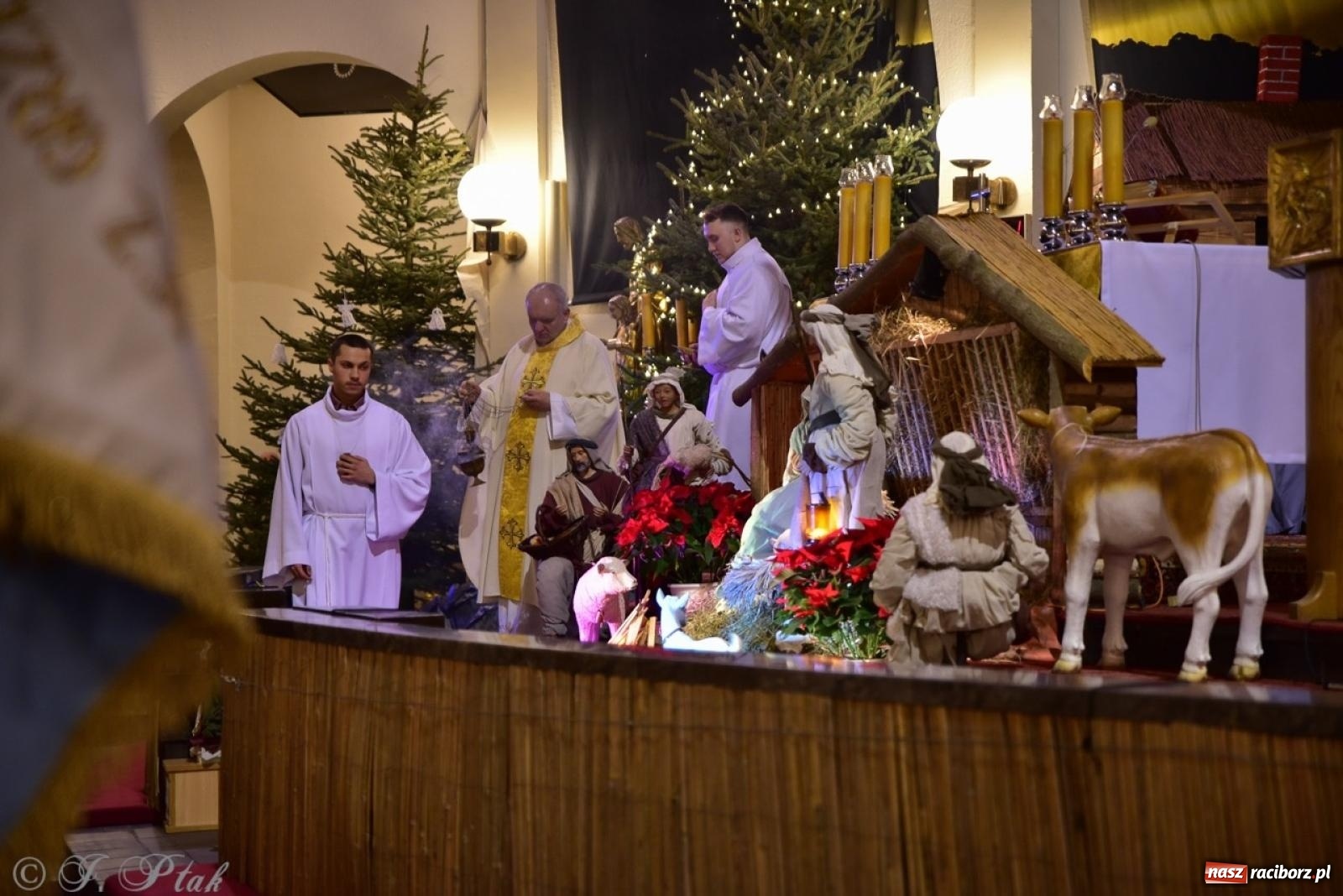 Zdjęcie w galerii na portalu naszraciborz.pl: Pasterka w okrąglaku: figura Dzieciątka w żłóbku i zapowiedź wieczoru kolęd [FOTO i WIDEO] wiadomości z regionu