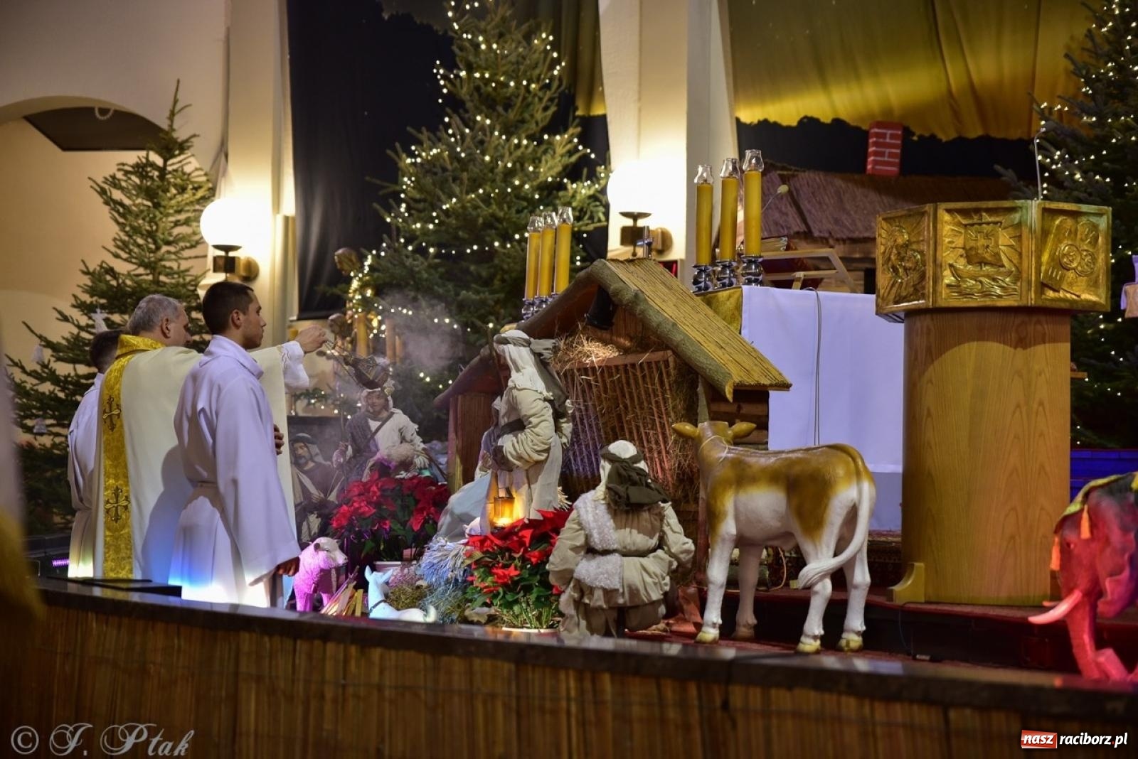 Zdjęcie w galerii na portalu naszraciborz.pl: Pasterka w okrąglaku: figura Dzieciątka w żłóbku i zapowiedź wieczoru kolęd [FOTO i WIDEO] wiadomości z regionu