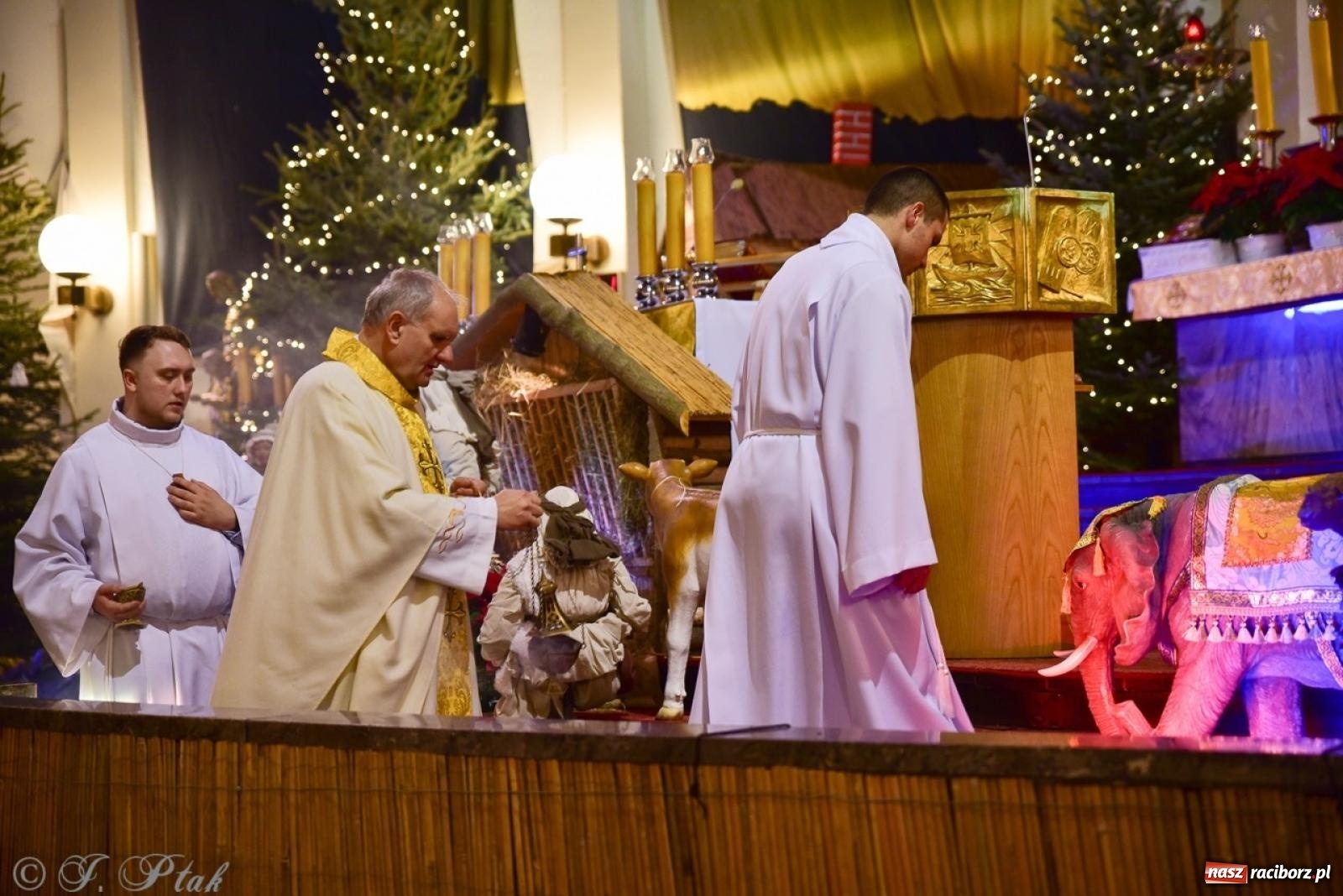 Zdjęcie w galerii na portalu naszraciborz.pl: Pasterka w okrąglaku: figura Dzieciątka w żłóbku i zapowiedź wieczoru kolęd [FOTO i WIDEO] wiadomości z regionu
