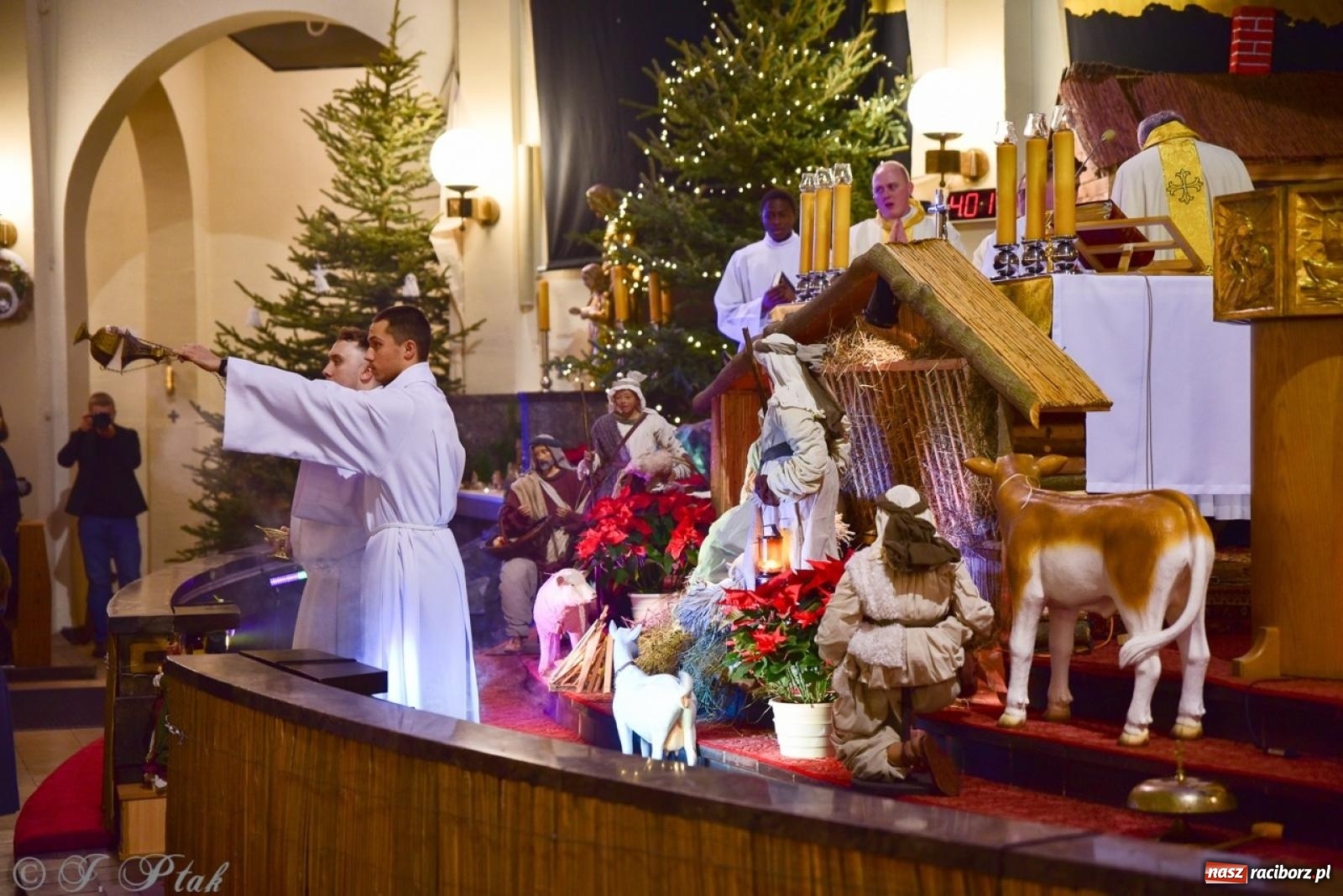 Zdjęcie w galerii na portalu naszraciborz.pl: Pasterka w okrąglaku: figura Dzieciątka w żłóbku i zapowiedź wieczoru kolęd [FOTO i WIDEO] wiadomości z regionu