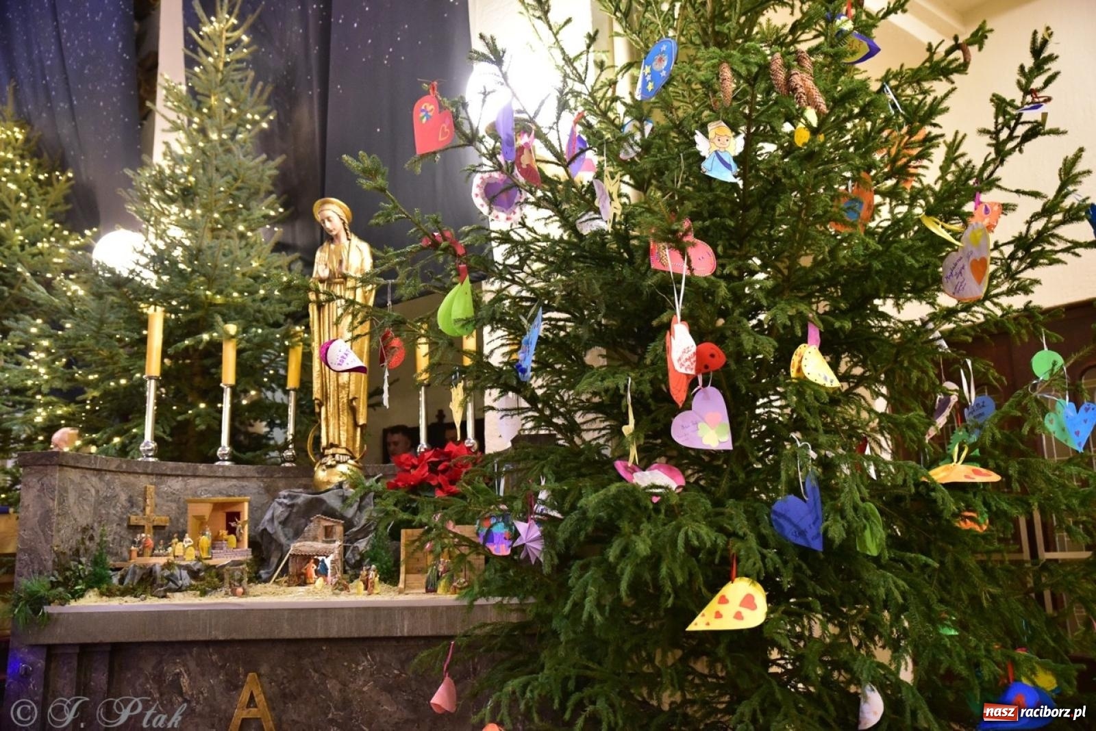 Zdjęcie w galerii na portalu naszraciborz.pl: Pasterka w okrąglaku: figura Dzieciątka w żłóbku i zapowiedź wieczoru kolęd [FOTO i WIDEO] wiadomości z regionu