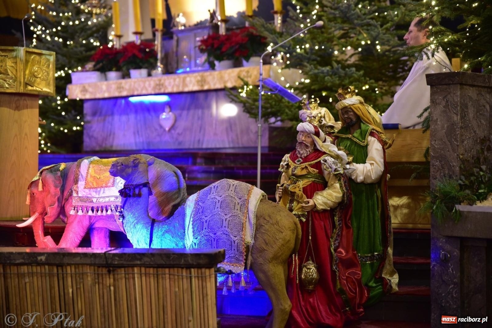 Zdjęcie w galerii na portalu naszraciborz.pl: Pasterka w okrąglaku: figura Dzieciątka w żłóbku i zapowiedź wieczoru kolęd [FOTO i WIDEO] wiadomości z regionu