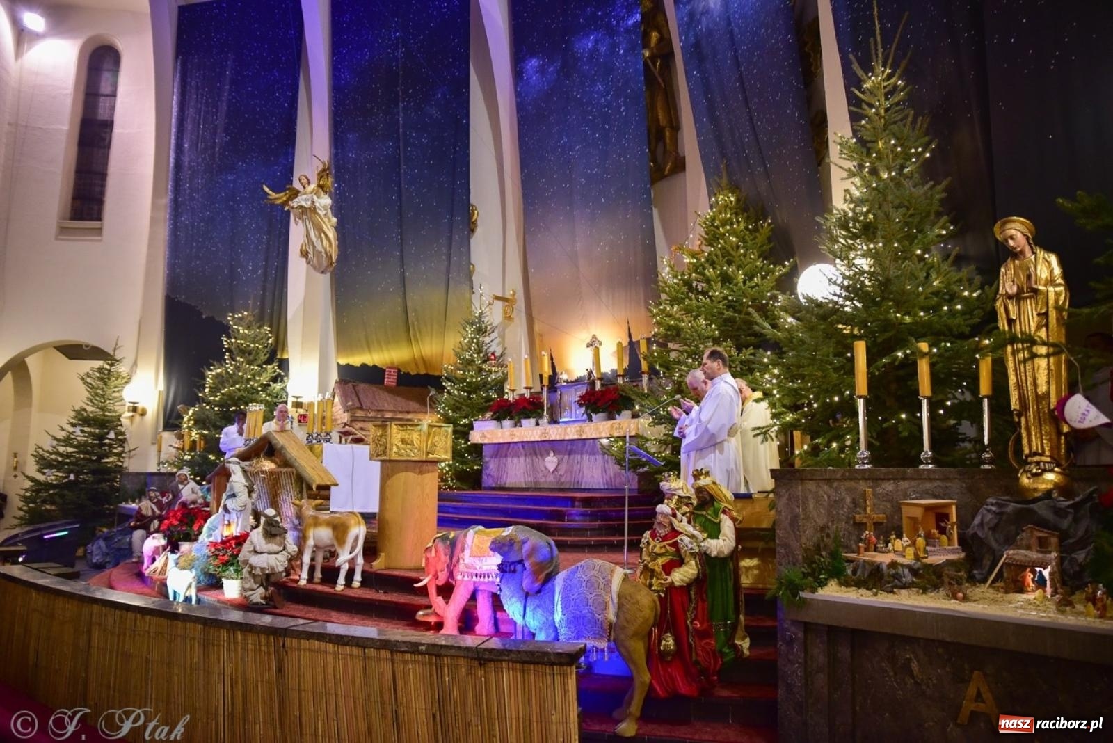 Zdjęcie w galerii na portalu naszraciborz.pl: Pasterka w okrąglaku: figura Dzieciątka w żłóbku i zapowiedź wieczoru kolęd [FOTO i WIDEO] wiadomości z regionu