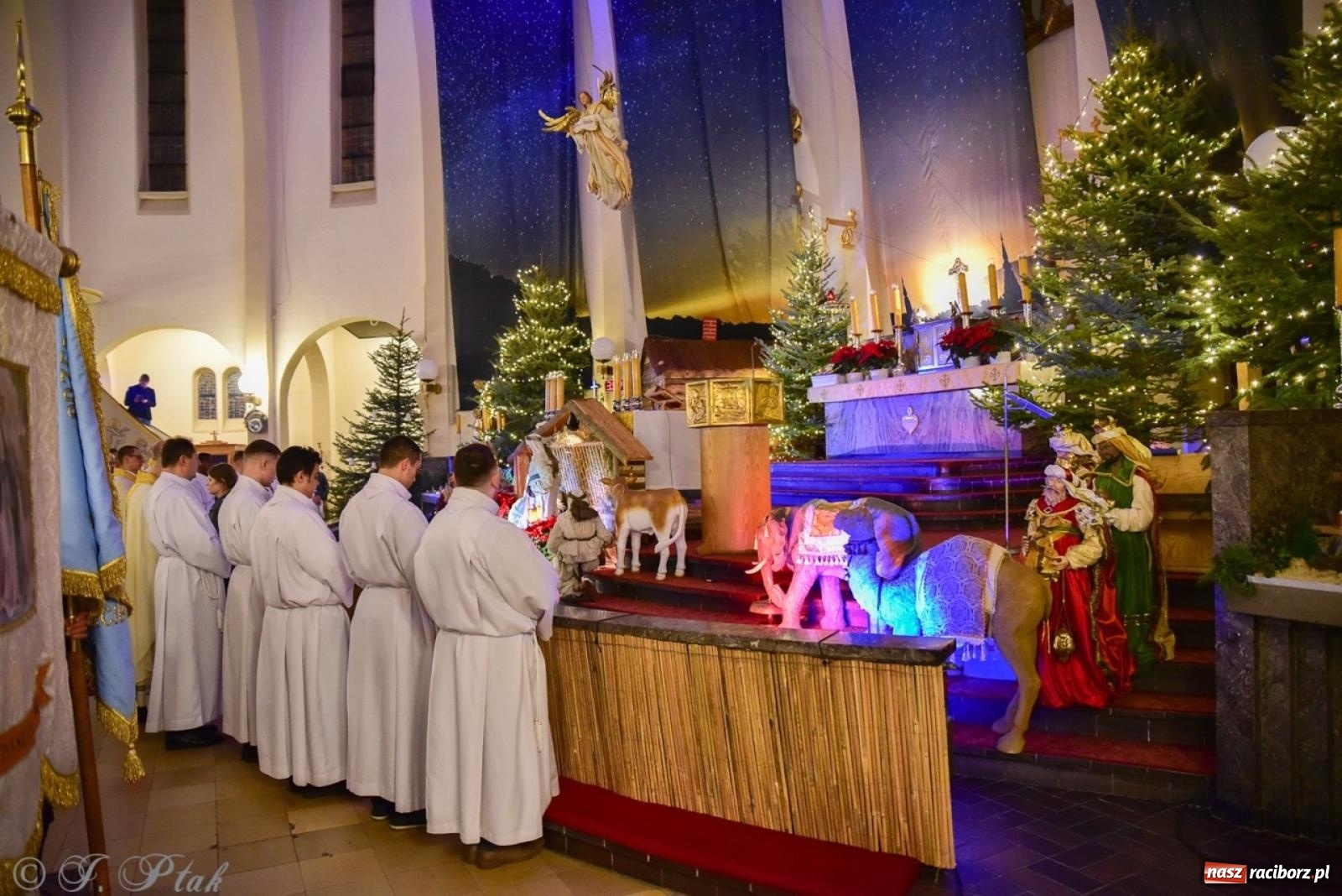 Zdjęcie w galerii na portalu naszraciborz.pl: Pasterka w okrąglaku: figura Dzieciątka w żłóbku i zapowiedź wieczoru kolęd [FOTO i WIDEO] wiadomości z regionu